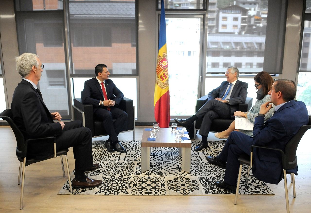 Un moment de la trobada entre Jordi Gallardo i Joao Mira Gomes amb altres col·laboradors.