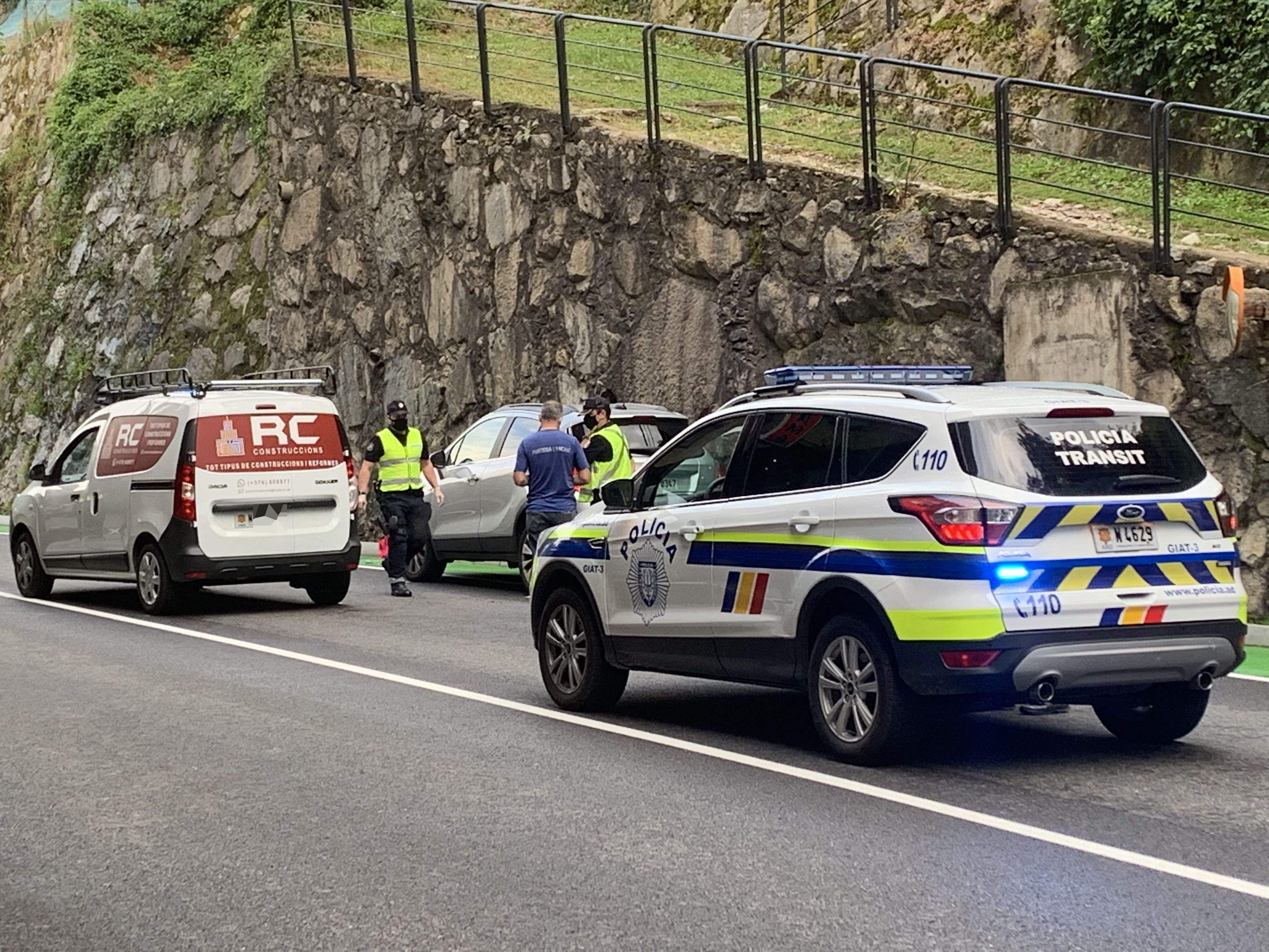 La policia intervenint aquest divendres en l'accident que hi va haver a la carretera de l'Obac.