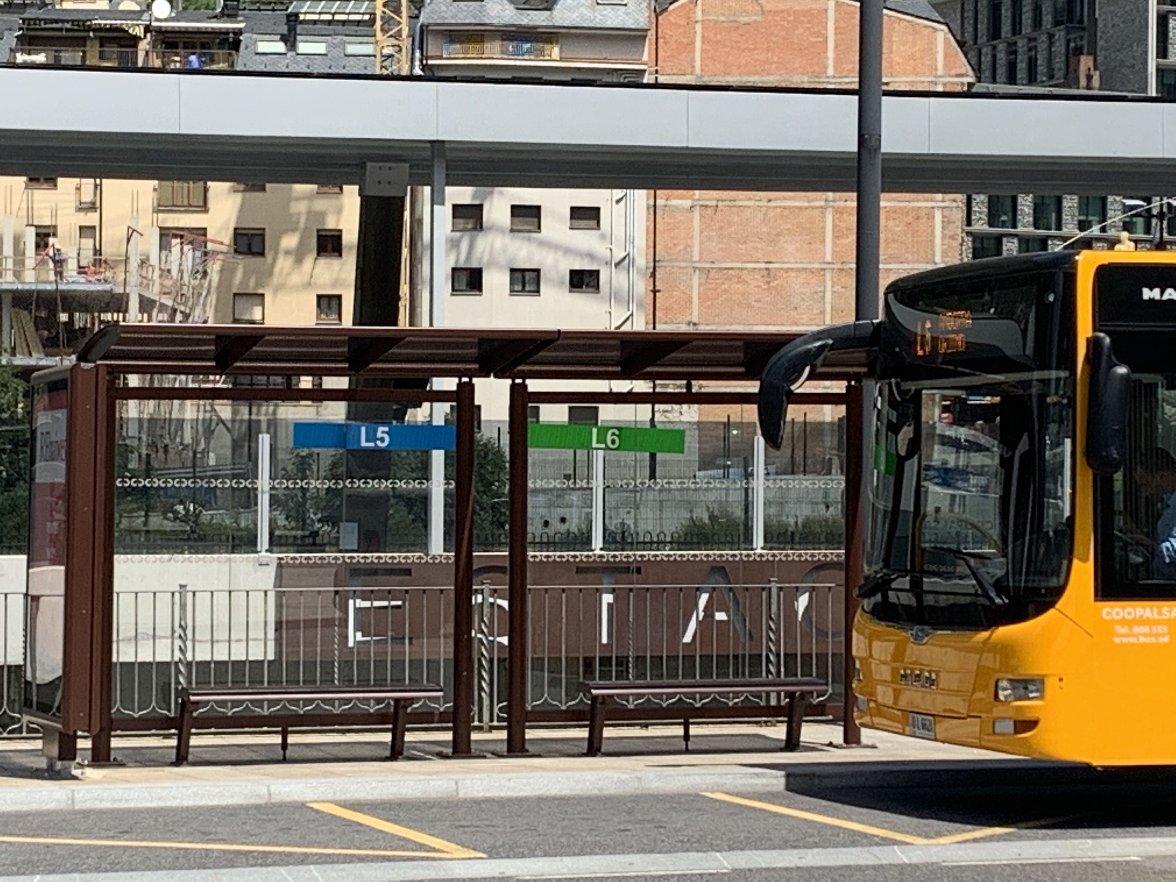 Parada de l'L5 a l'Estació Nacional d'Autobusos d'Andorra la Vella.