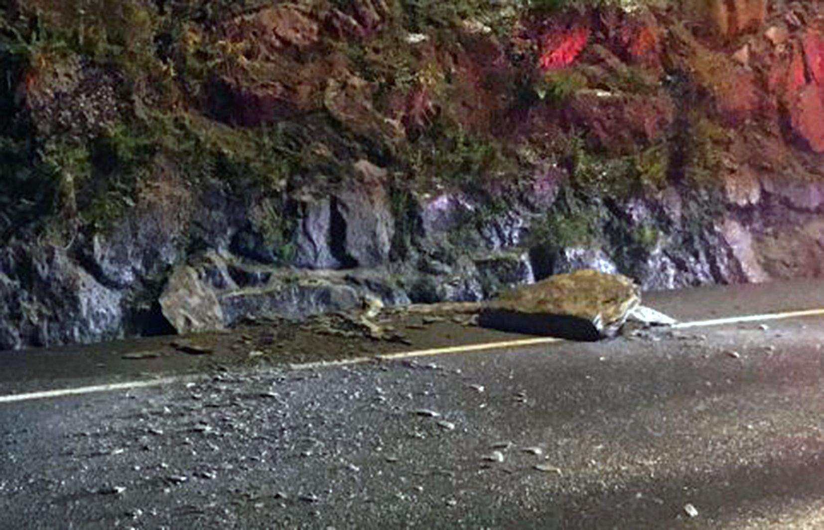 Un dels blocs rocosos que es van desprendre i van arribar a la carretera.