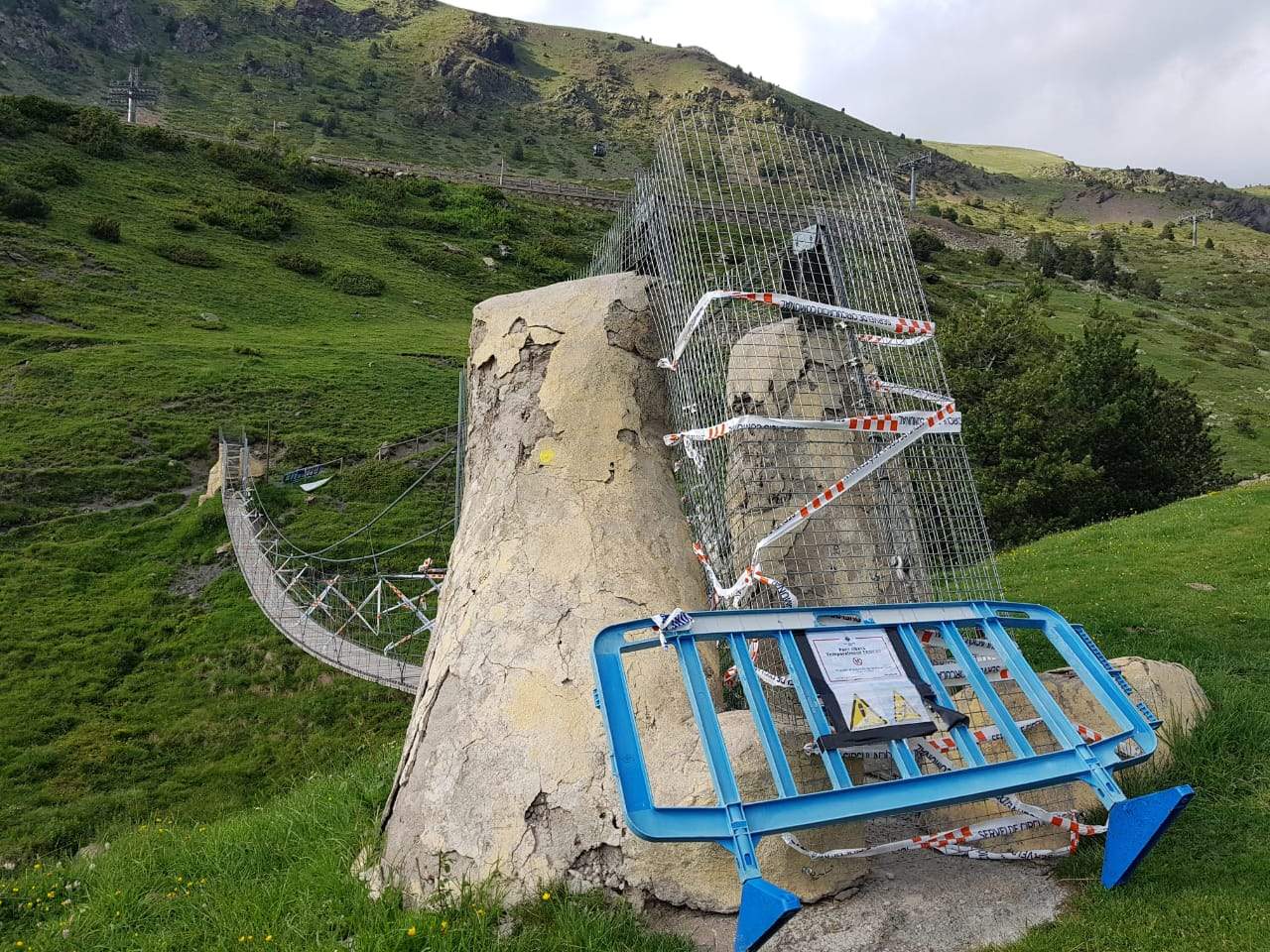 El pont tibetà de l'estació intermèdia està pendent d'un projecte de millora.