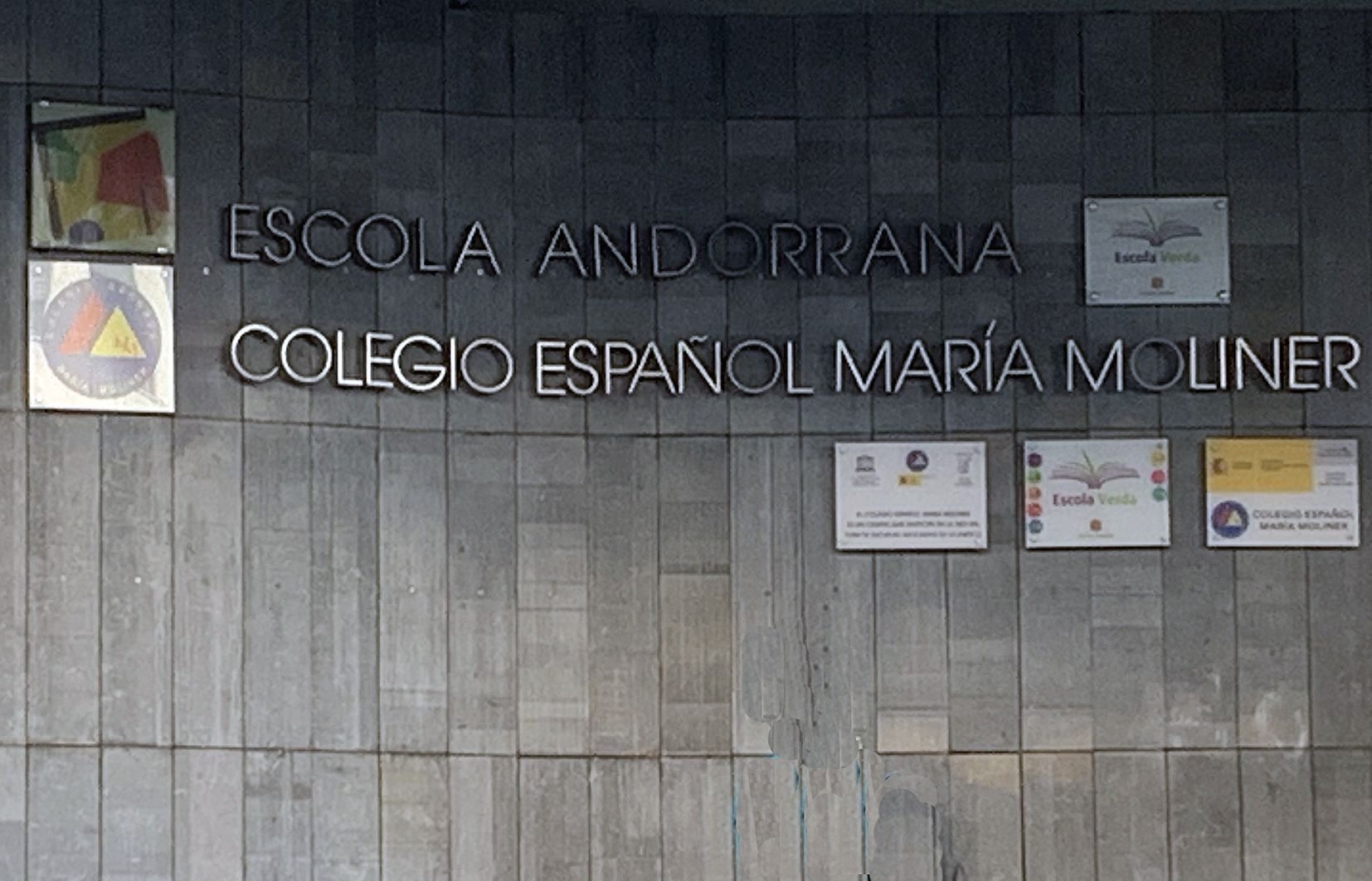El col·legi María Moliner comparteix edifici amb l'Escola andorrana d'Escaldes. El col·legi María Moliner comparteix edifici amb l'Escola andorrana d'Escaldes.