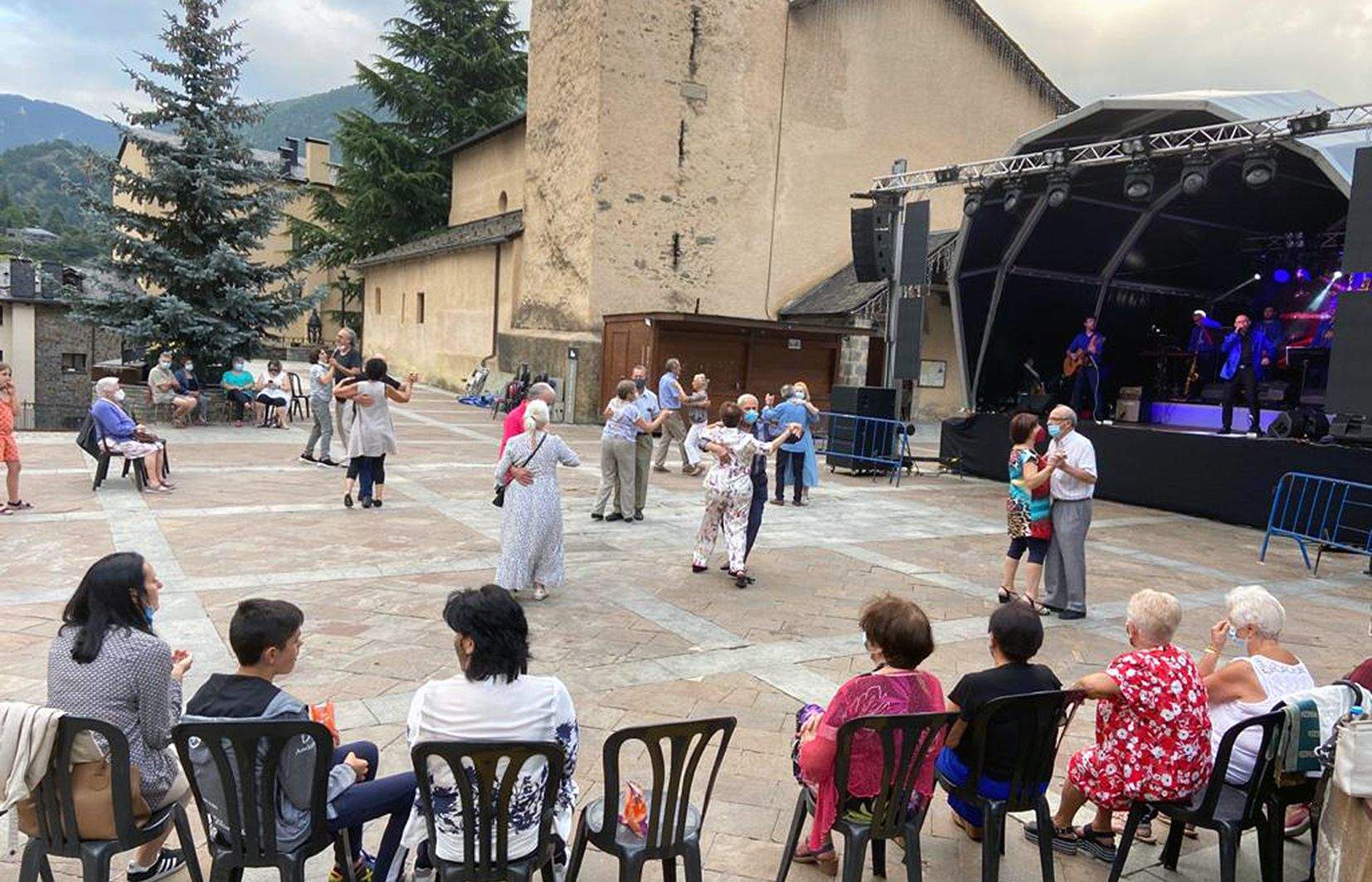 Un moment del ball de tarda amb l'Orquestra Saturno.