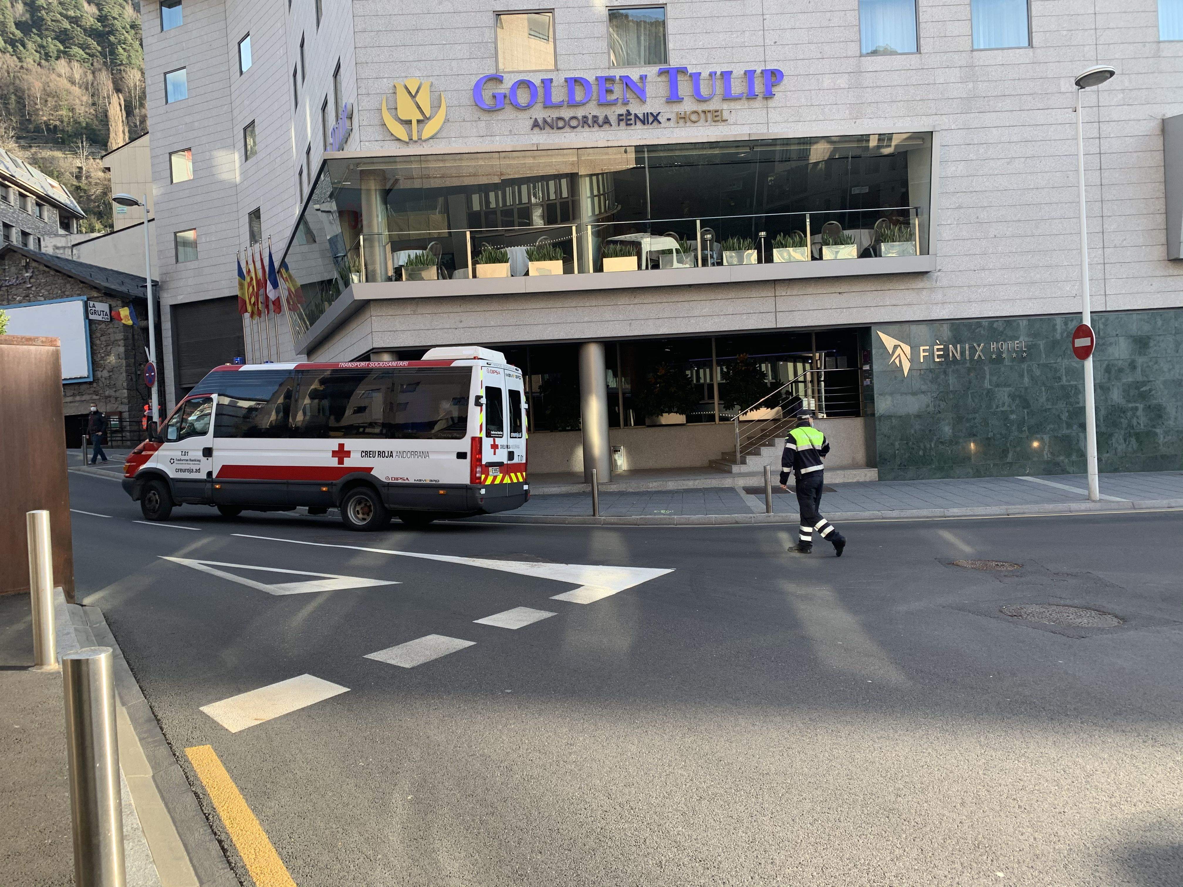Un microbús de la Creu Roja a la porta del Fènix quan es va fer el trasllat de residents al Cedre.
