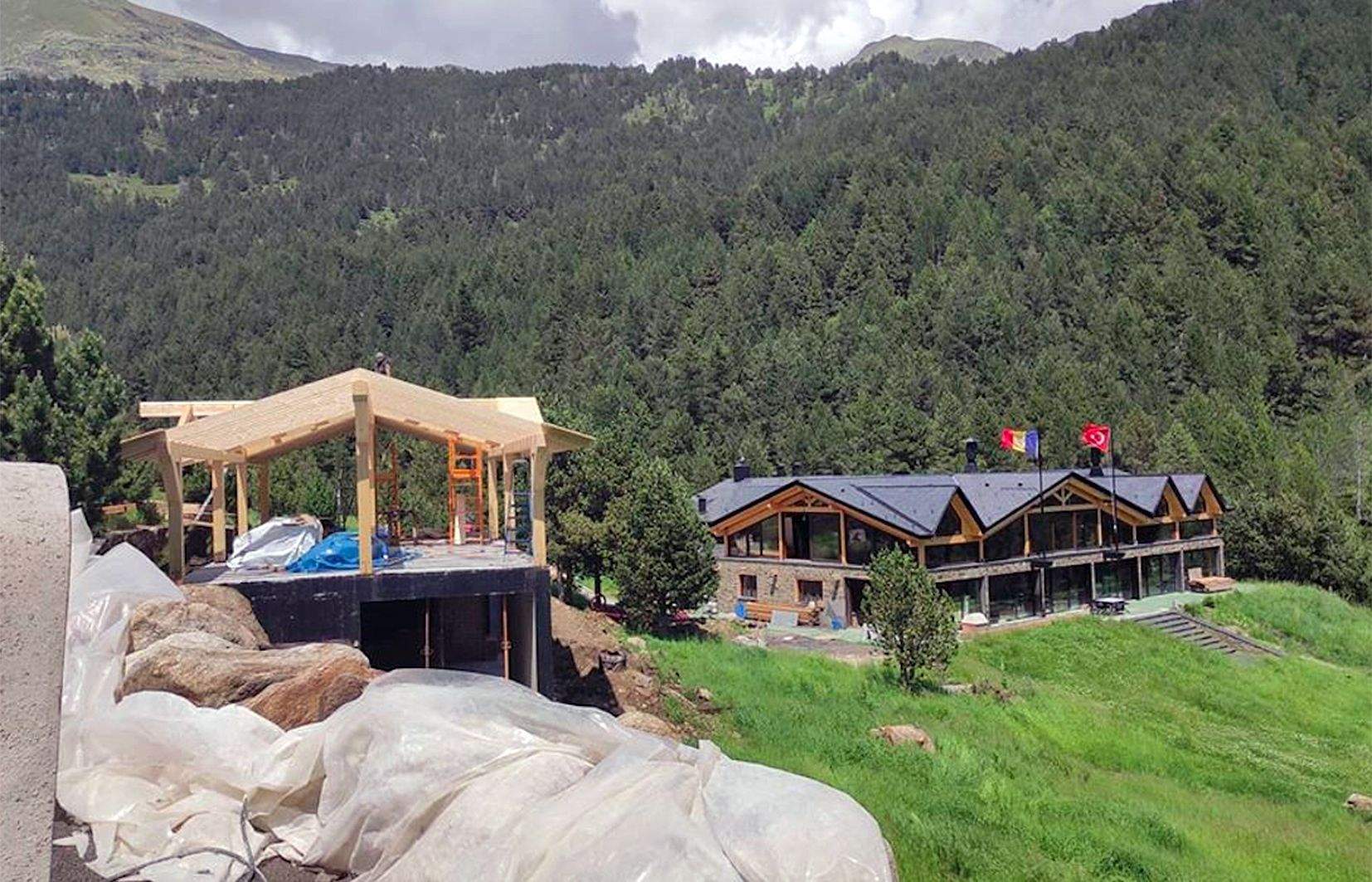 Els dos edificis que s'estan acabant de bastir al fons de la vall de Ransol.