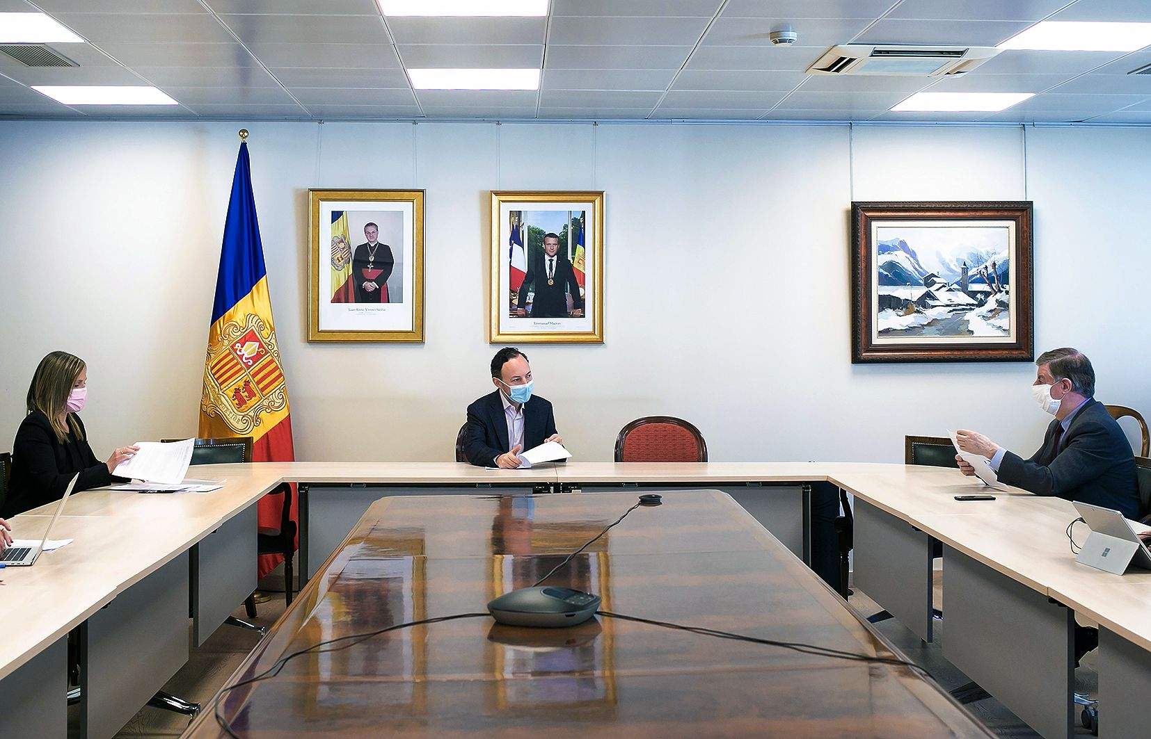 Xavier Espot durant una trobada en ple confinament amb Enric Casadevall i Maica Torres.