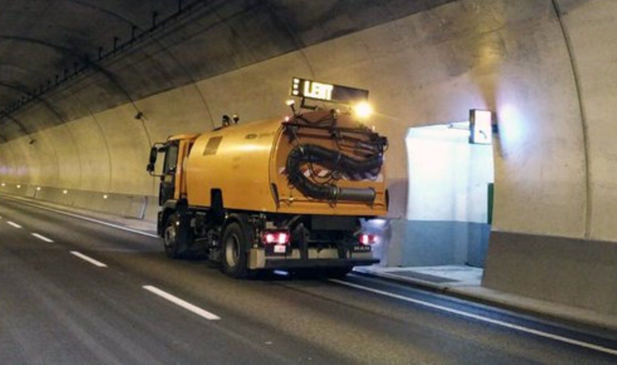 Un camió del COEX a l'interior d'un túnel.