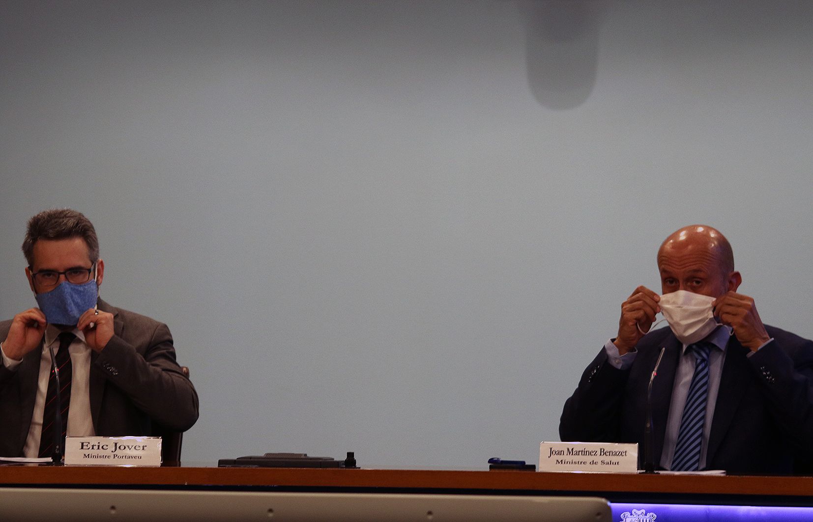 Eric Jover i Joan Martínez Benazet es posen la mascareta després de la compareixença.
