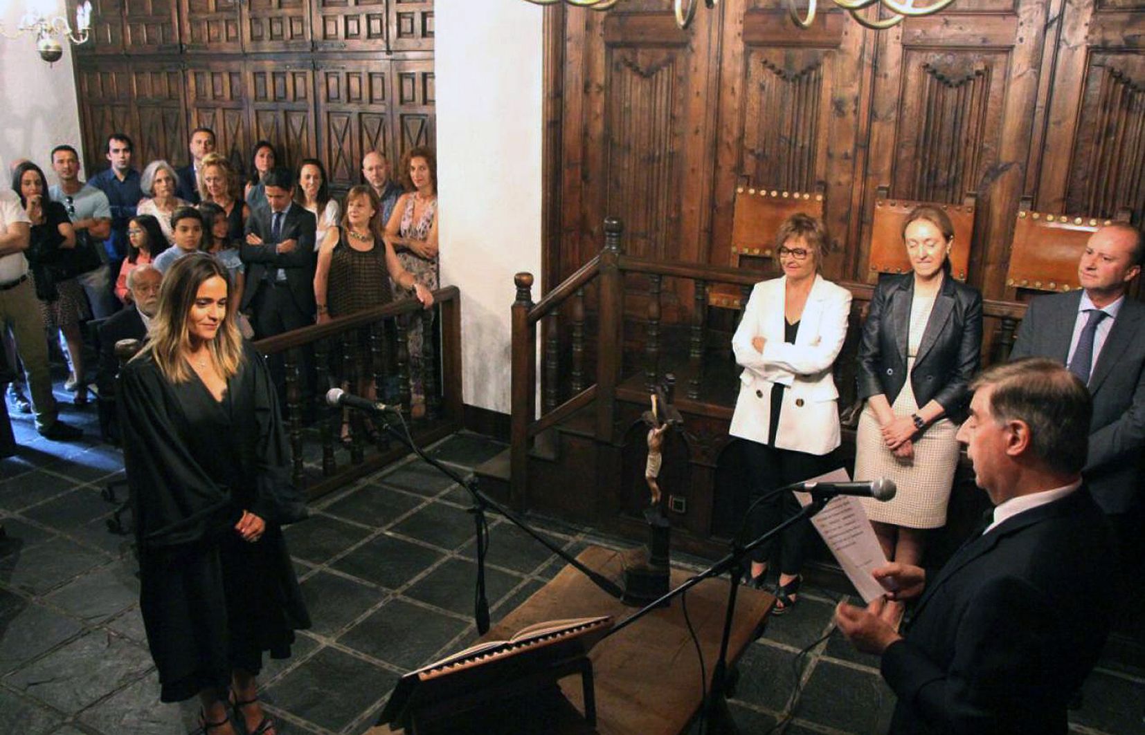 Enric Casadevall prenent jurament a Laura Rodríguez en la presa de possessió com a batlle presidenta. Enric Casadevall prenent jurament a Laura Rodríguez en la presa de possessió com a batlle presidenta.