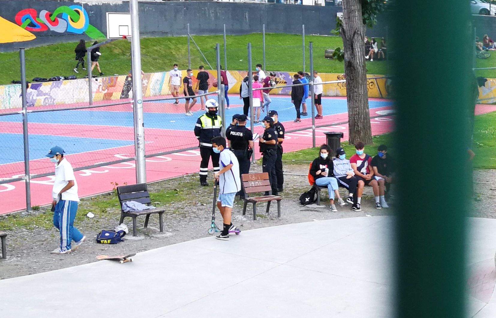 Agents de la policia i un agent del servei de circulació al Prat del Roure.