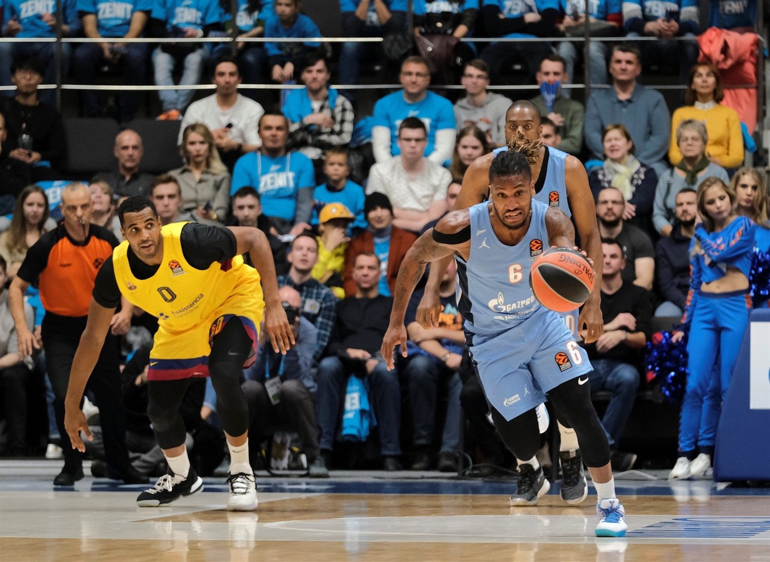 Albicy en un partit de l'Eurolliga entre el Zenit i el Barça.