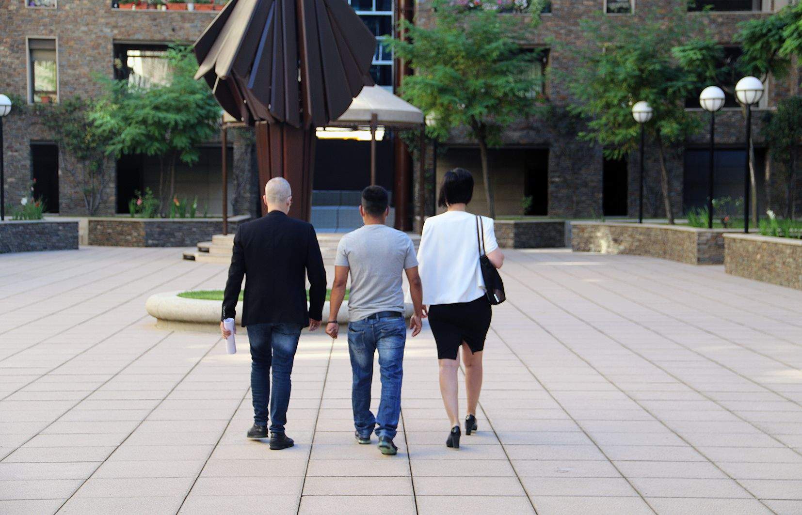 El principal acusat, al centre, acompanyat dels seus advocats en sortir de la lectura de la sentència.