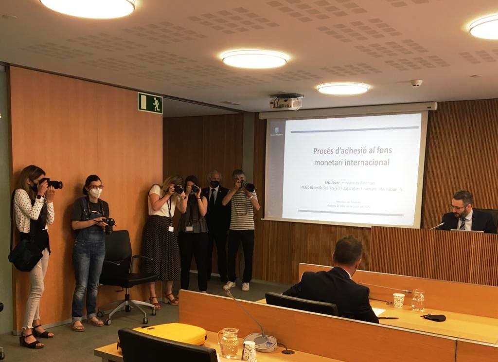 Jover i López (d'esquena) abans de l'inici de la comissió.