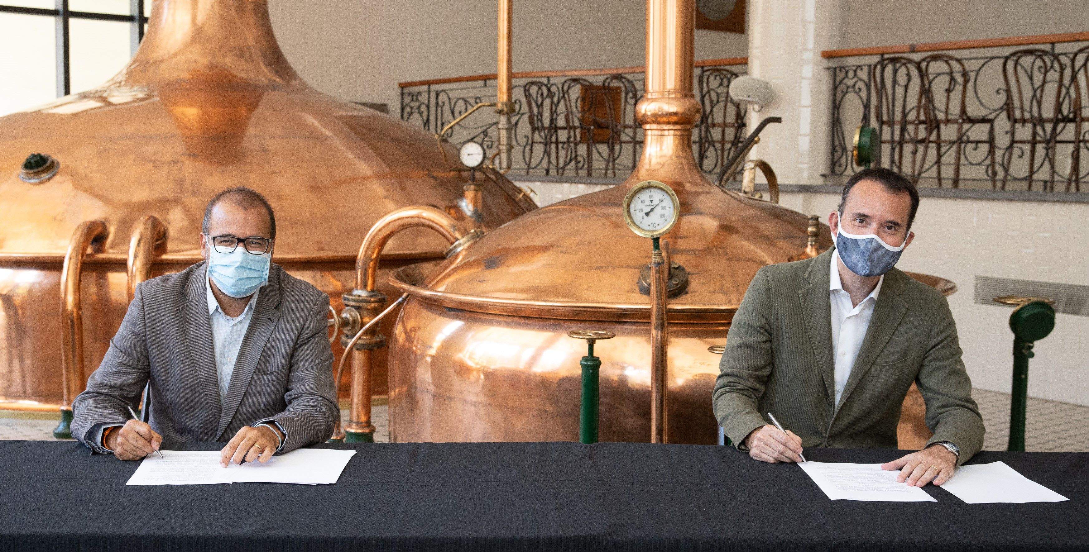 El director de Patrocinis de Damm, Jofre Riera i el president del FC Andorra, Ferran Vilaseca