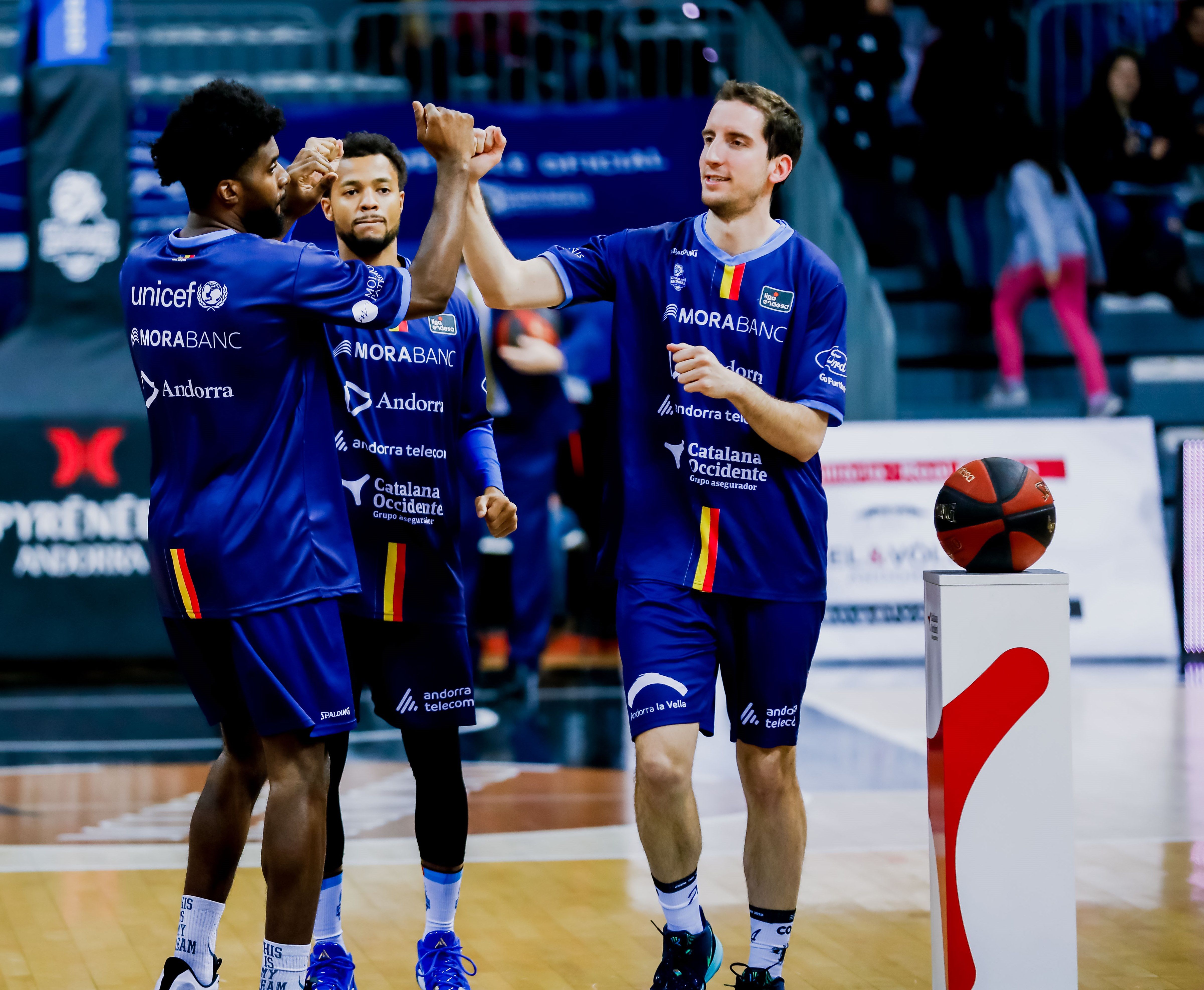 Escalfament previ a un dels partits del BC MoraBanc Andorra