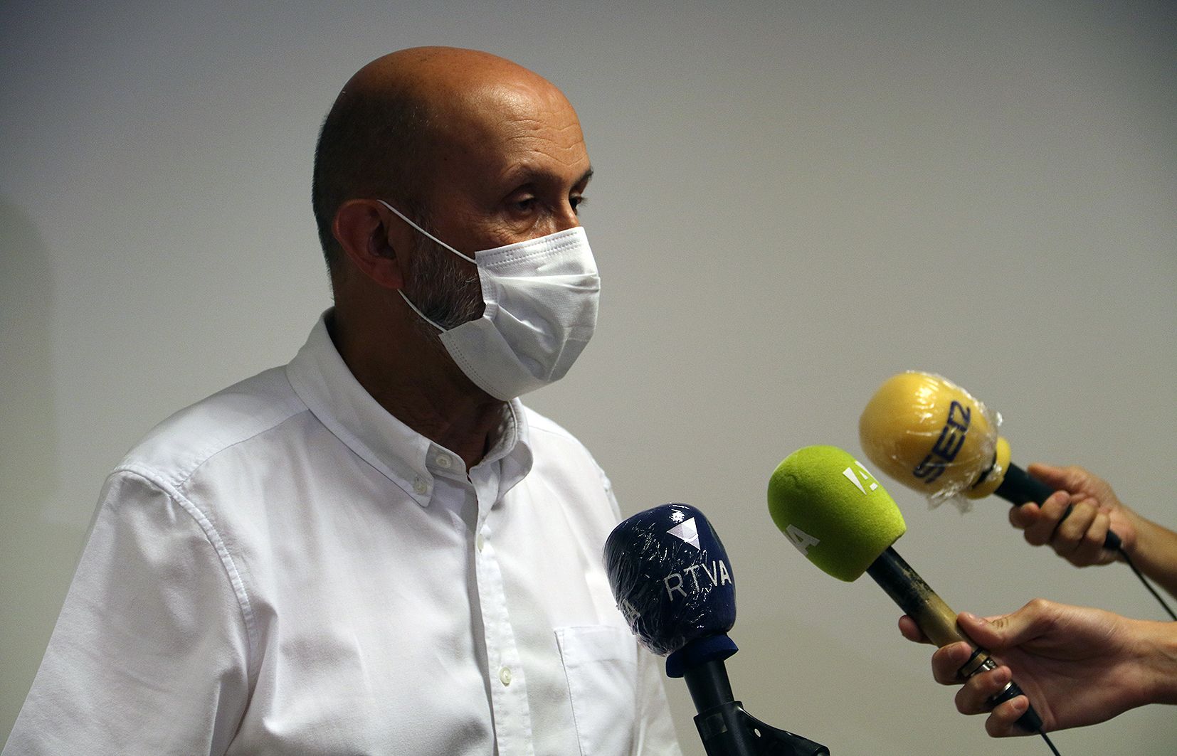 El ministre Joan Martínez Benazet donant explicacions sobre les darreres dades sanitàries.