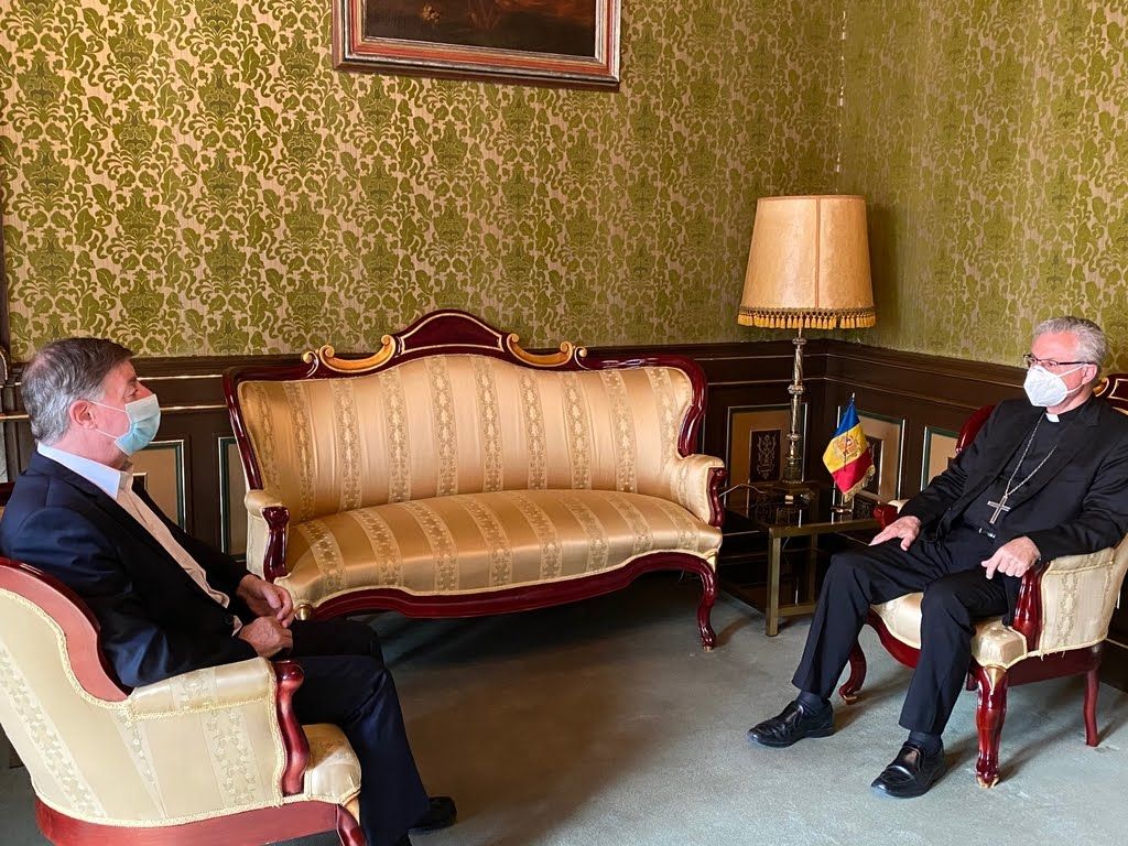 Enric Casadevall i Joan-Enric Vives en un moment de la trobada al Palau Episcopal.