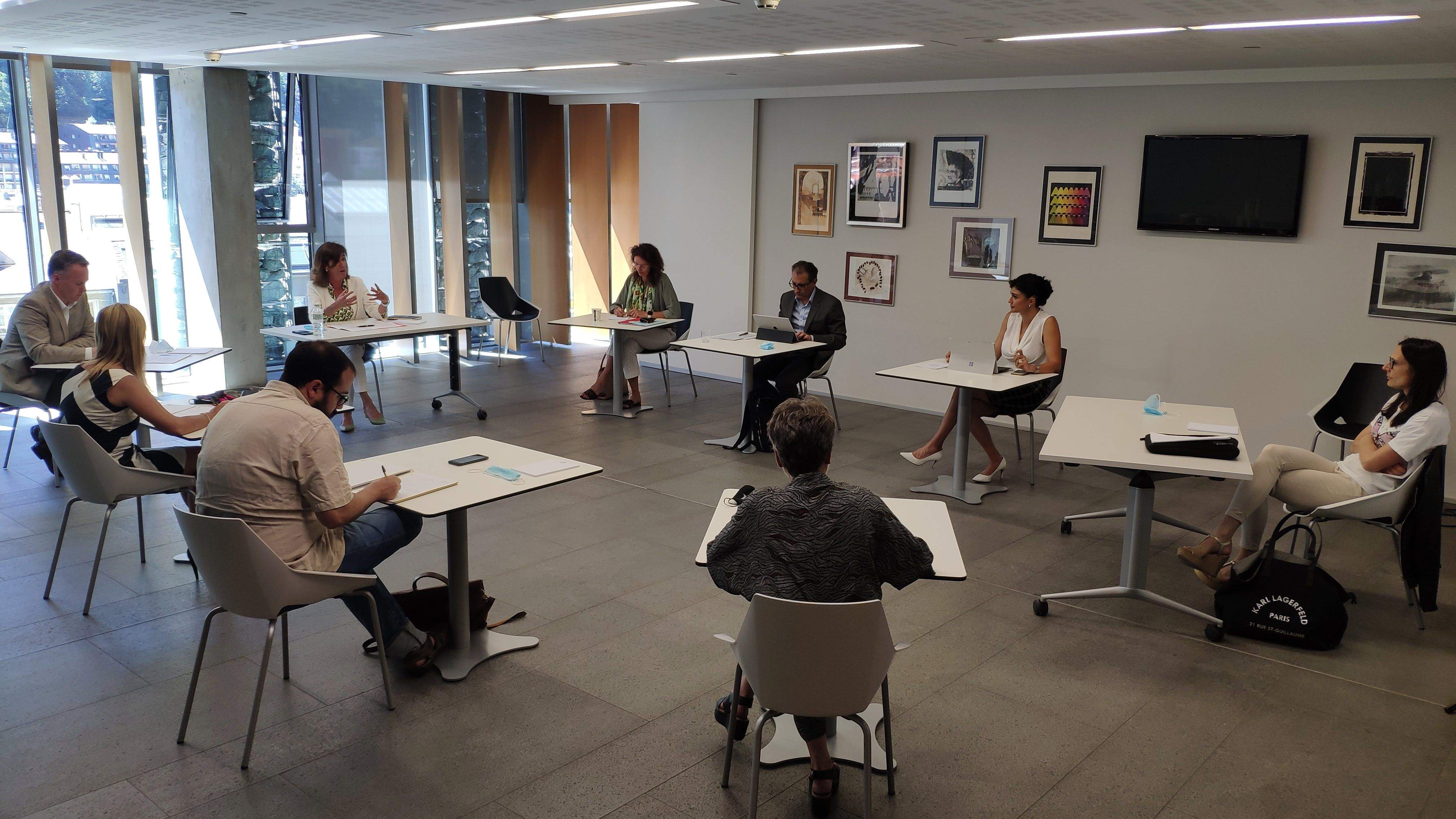 Un moment d'una trobada de la ministra amb els integrants de la comissió legislativa d'Educació.