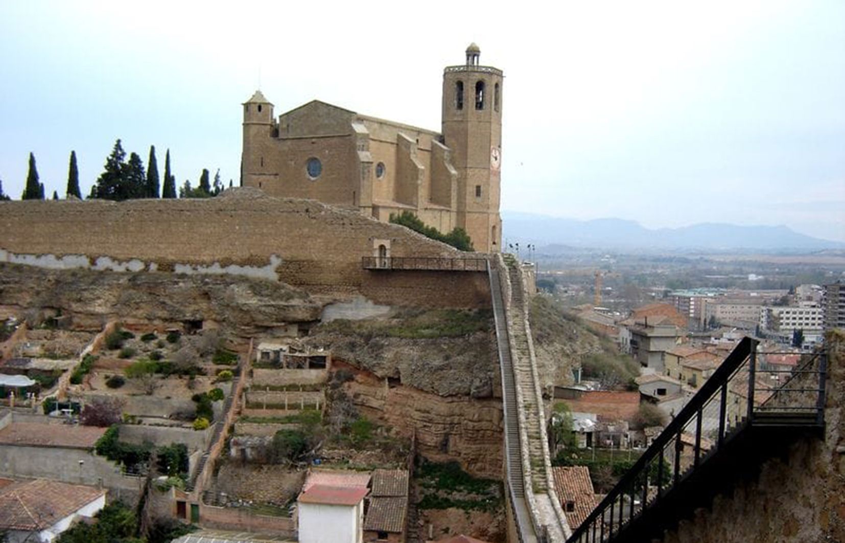 Una imatge de la muralla i l'església de Balaguer.