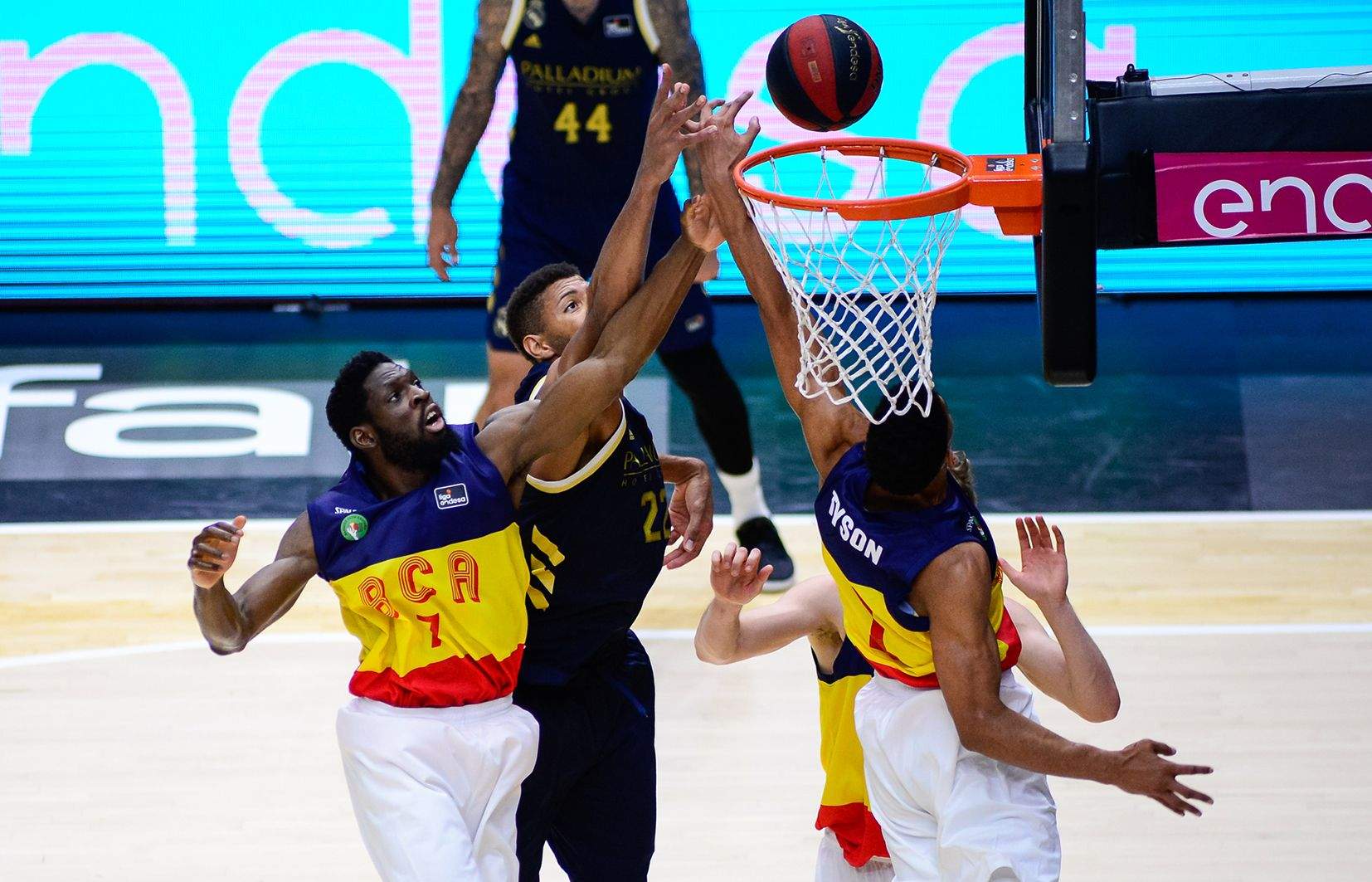 Tunde i Tyson lluitant per un rebot en el partit de la fase final contra el Madrid.