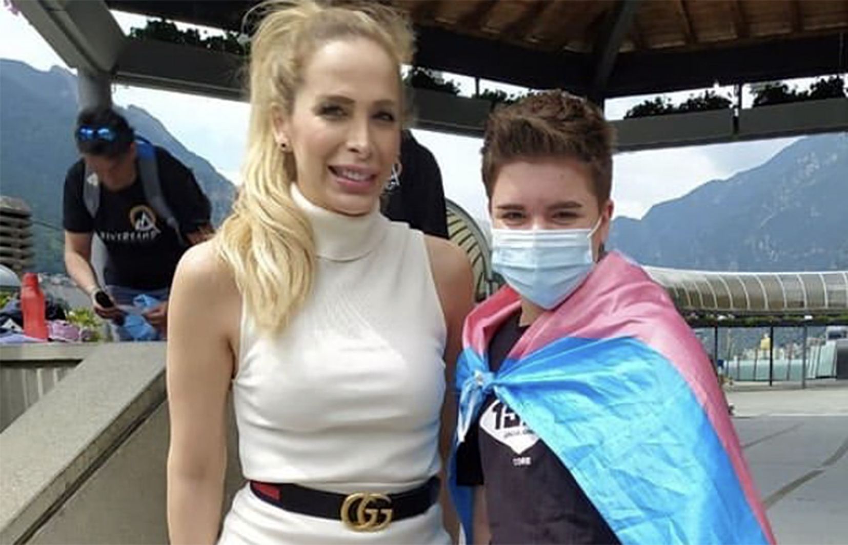 En Nil al costat de la miss trans Michelle Relayze en la Pride de fa poques setmanes a la Plaça del Poble. En Nil al costat de la miss trans Michelle Relayze en la Pride de fa poques setmanes a la Plaça del Poble.