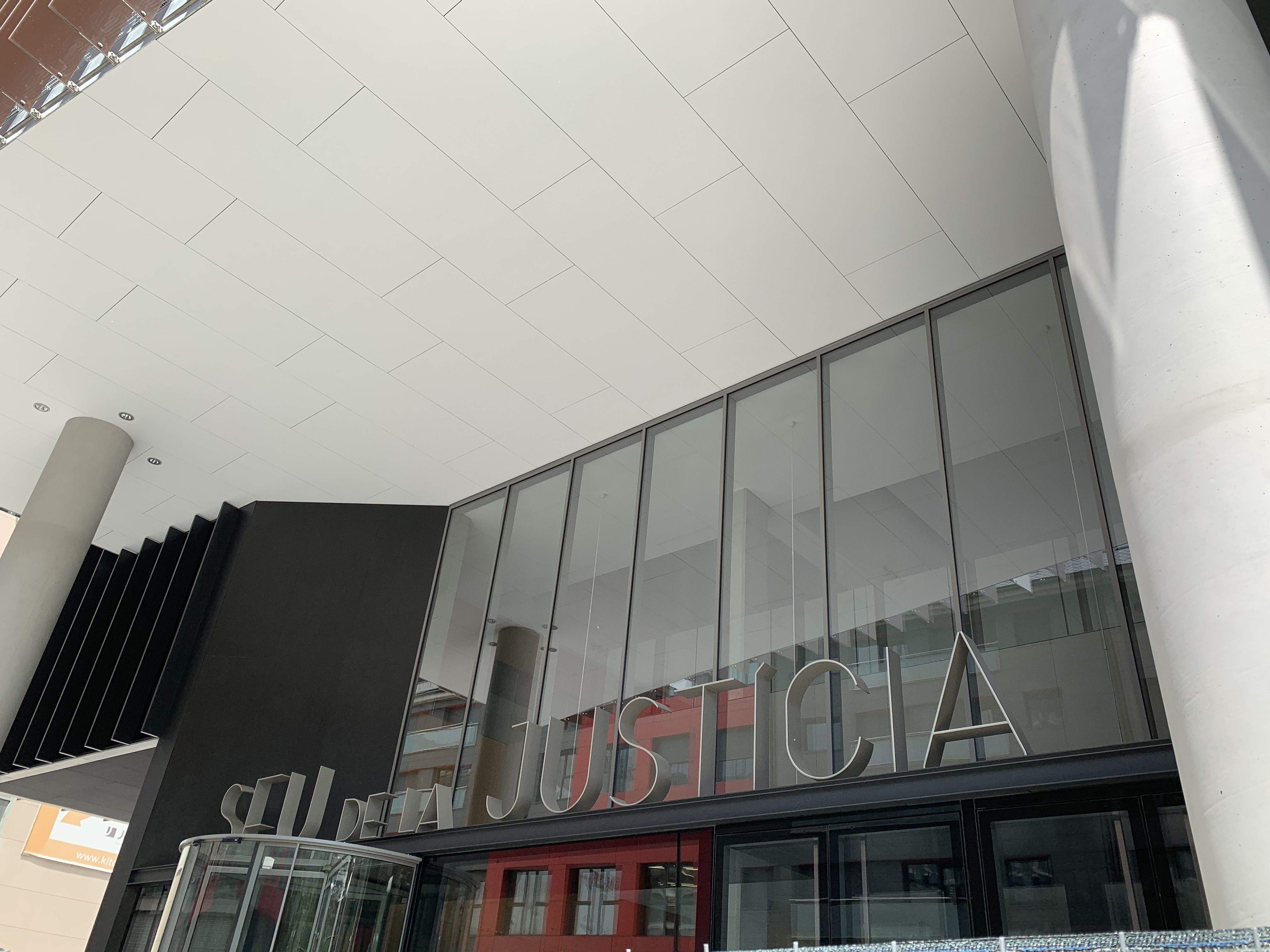 Una imatge de l'accés principal de la nova Seu de la Justícia.