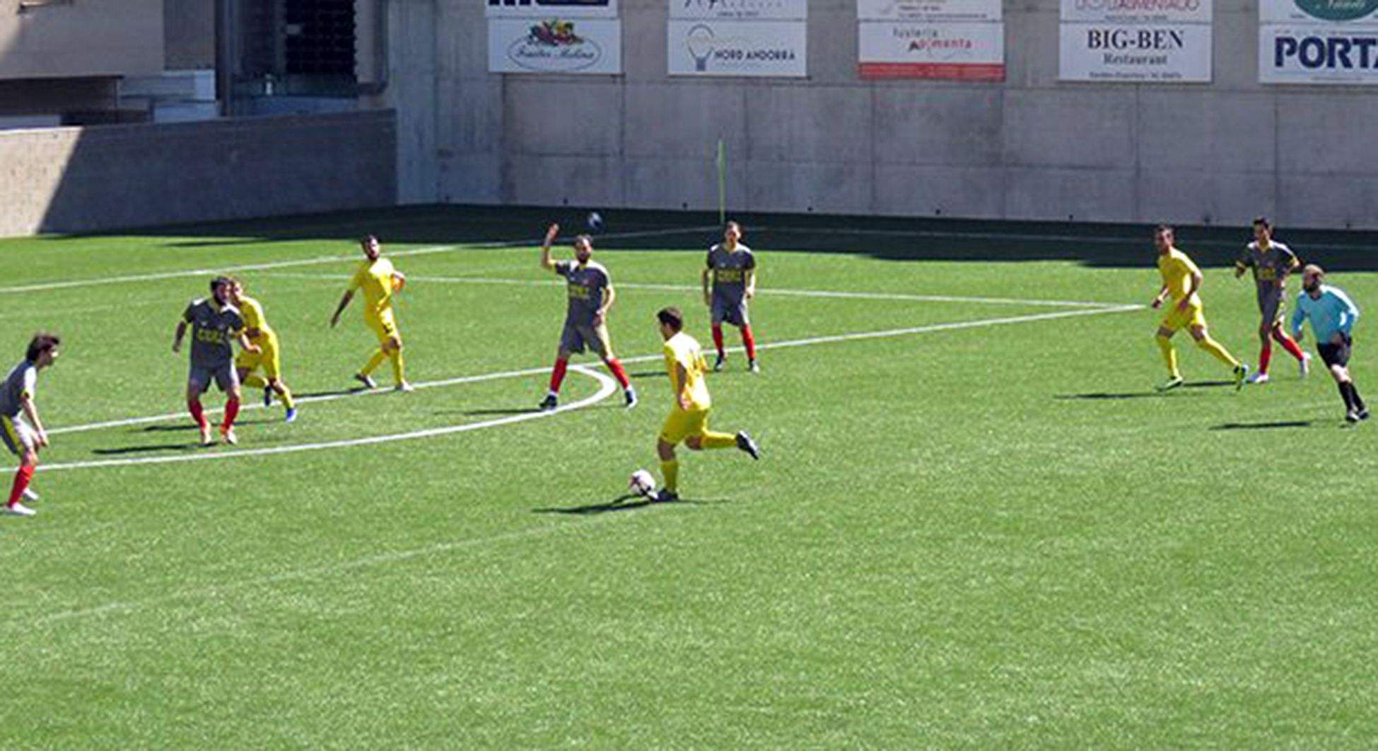 Una imatge del partit entre l'Ordino i l'UE Santa Coloma.