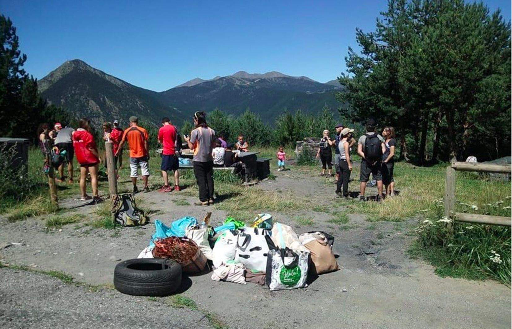 El 'botí' i bona part dels participants en l'acció de neteja.