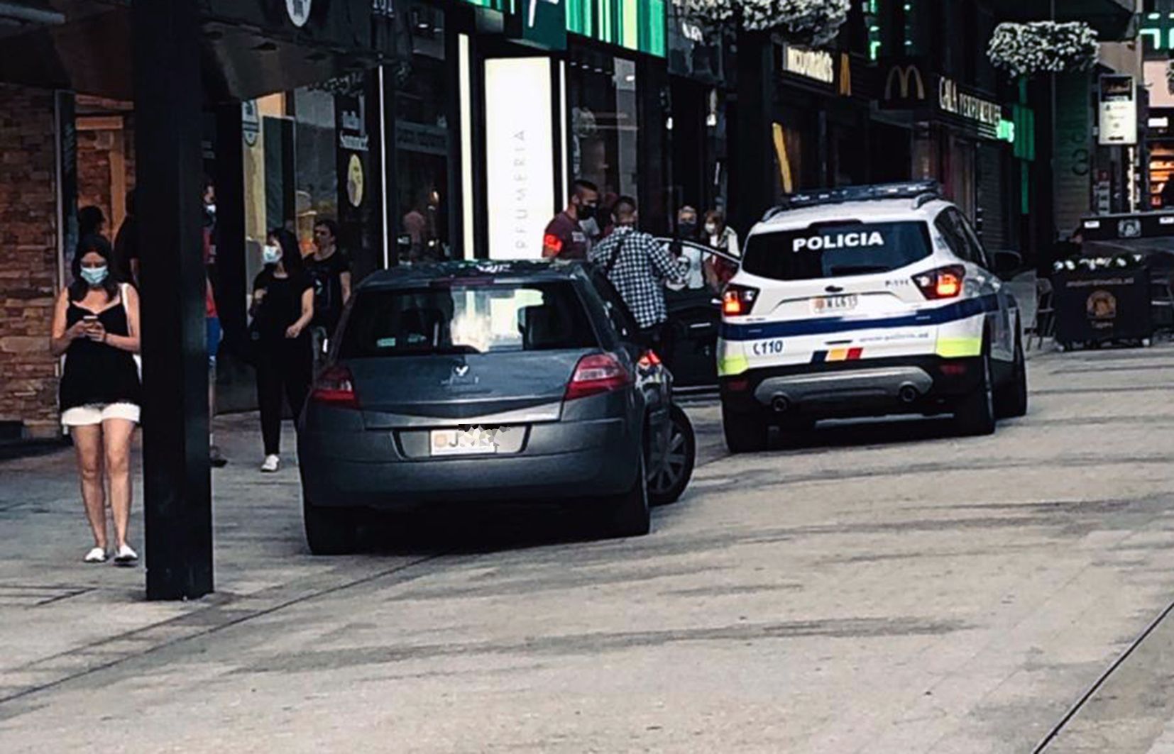 Moment en què intervé la policia, en plena avinguda Meritxell.
