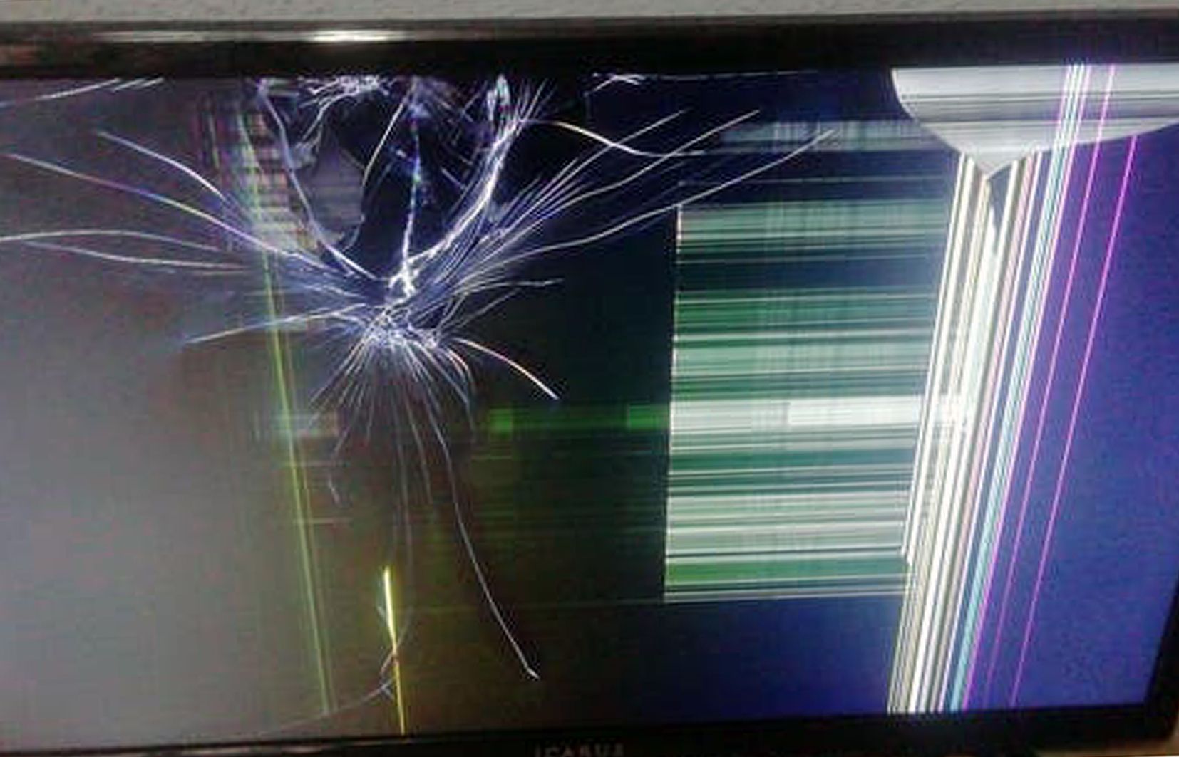 Una pantalla de televisió trencada.