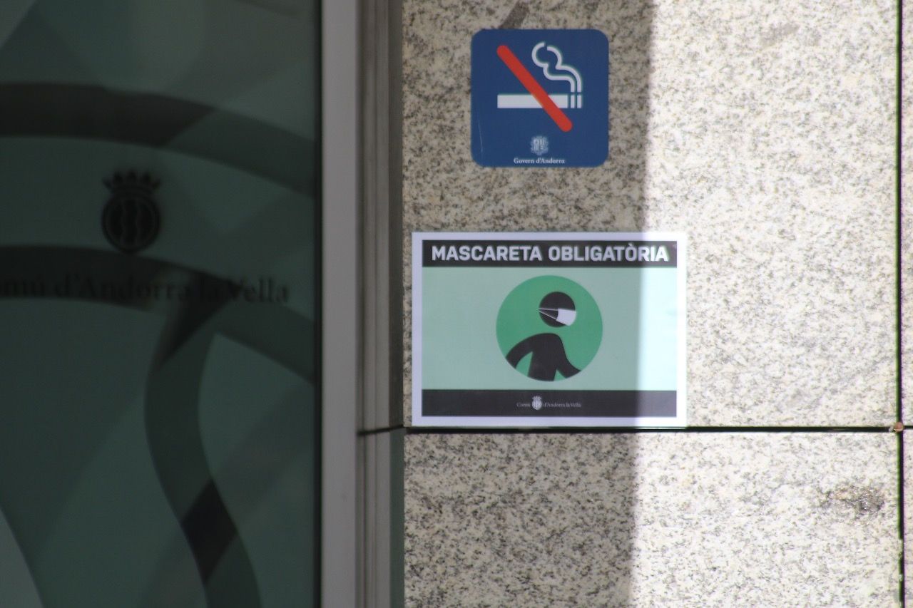 Un dels cartells on s'avisa de l'ús obligatori de la mascareta.