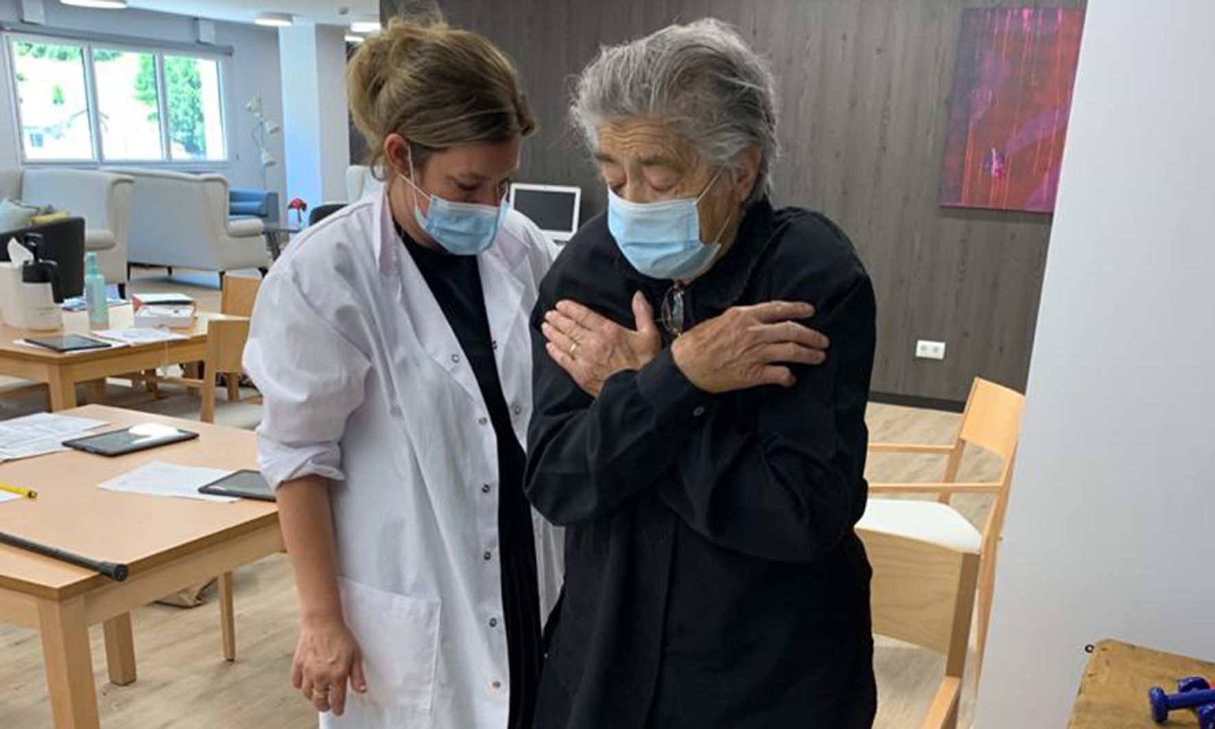 Maria Anglada avaluant la Josefina, una de les primeres padrines de Canillo que se sotmet a la prova.