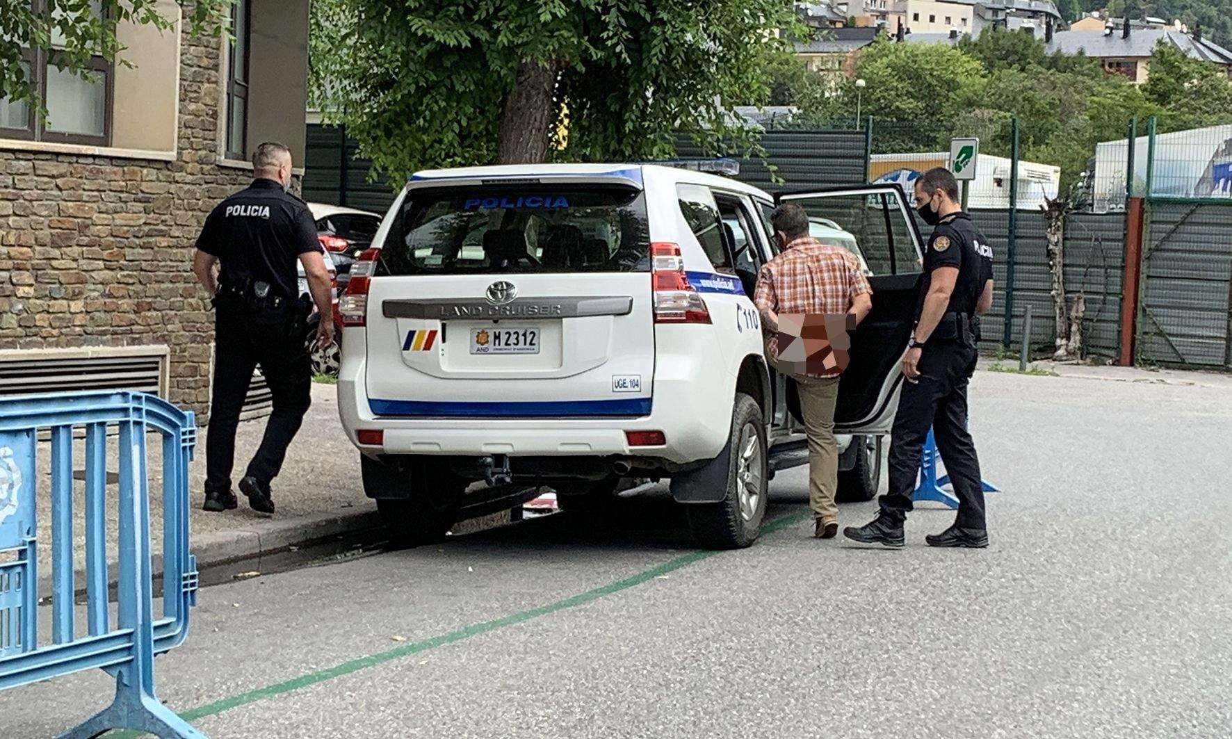 La policia traslladant al processat després del judici que es va celebrar a Prada Casadet