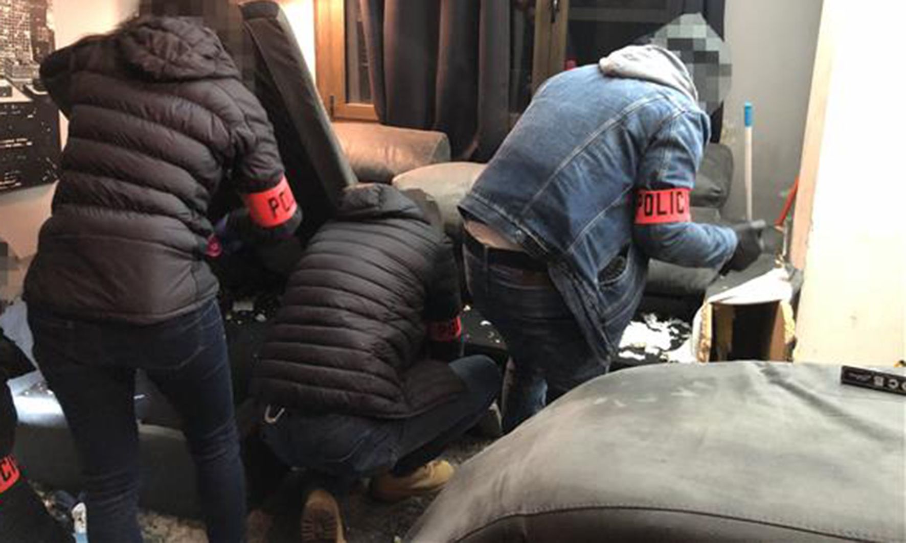 Agents de policia treballant en l'escorcoll del narcopís del carrer del Pui.