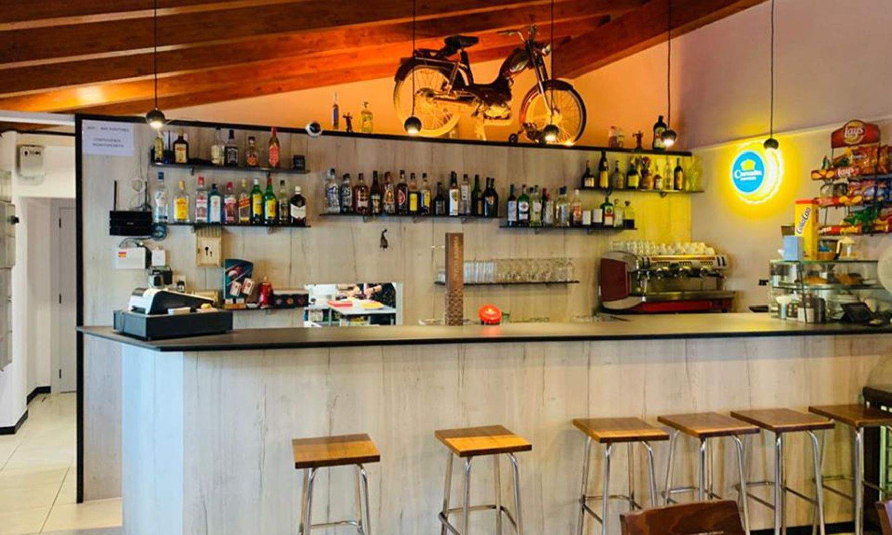 Una imatge del Bar Pontones, a Santa Coloma.