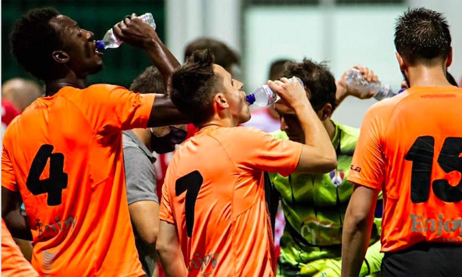 Jugadors de l'FS La Massana s'hidraten durant el descans d'un partit.