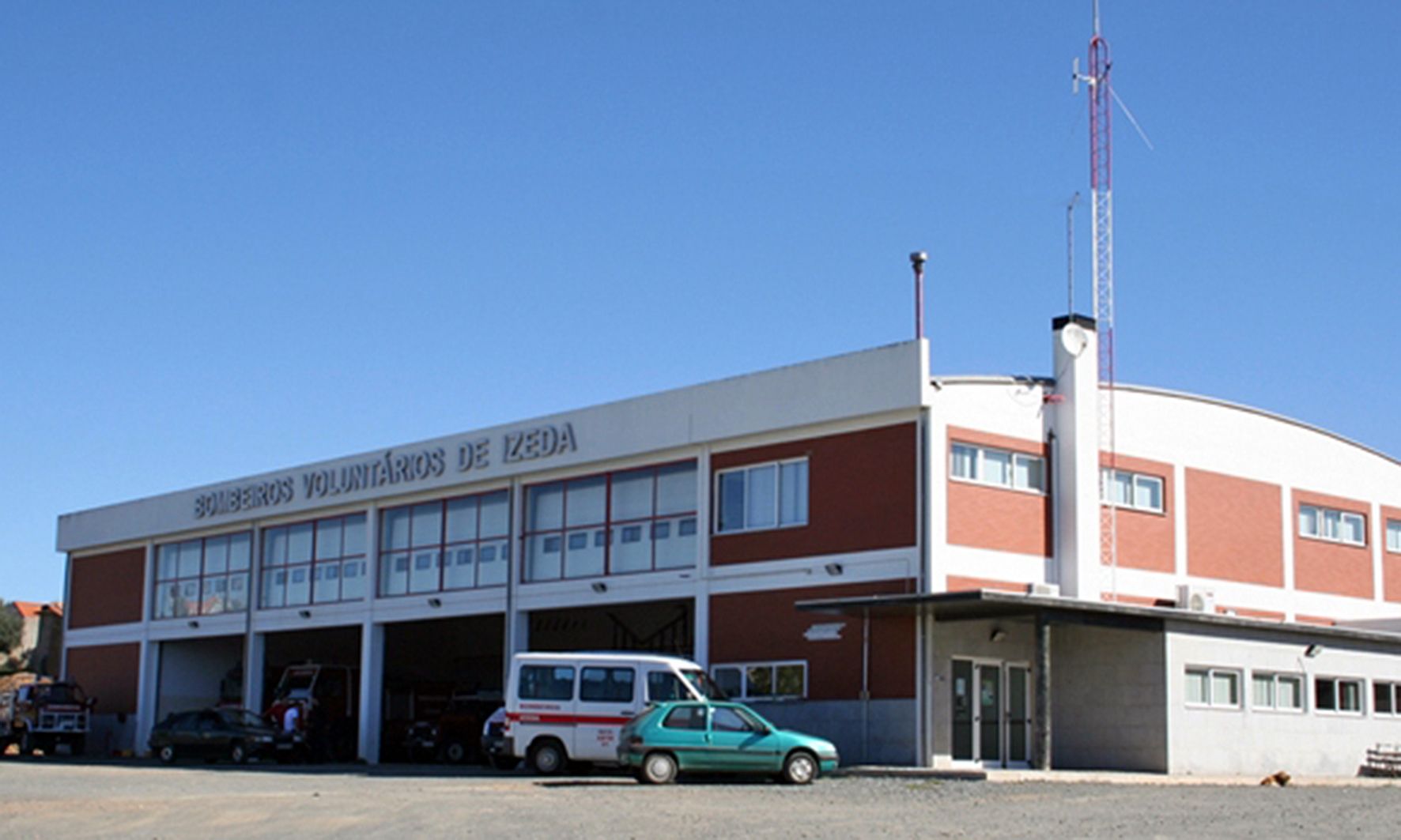 Una imatge de la caserna dels bombers voluntaris d'Izeda.