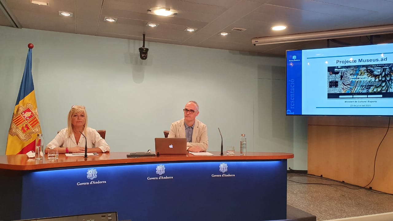 La directora de Promoció Cultural, Montse Planelles i el director adjunt de Microblau, Àlex net presenten museus.ad, aquest dimecres a Govern