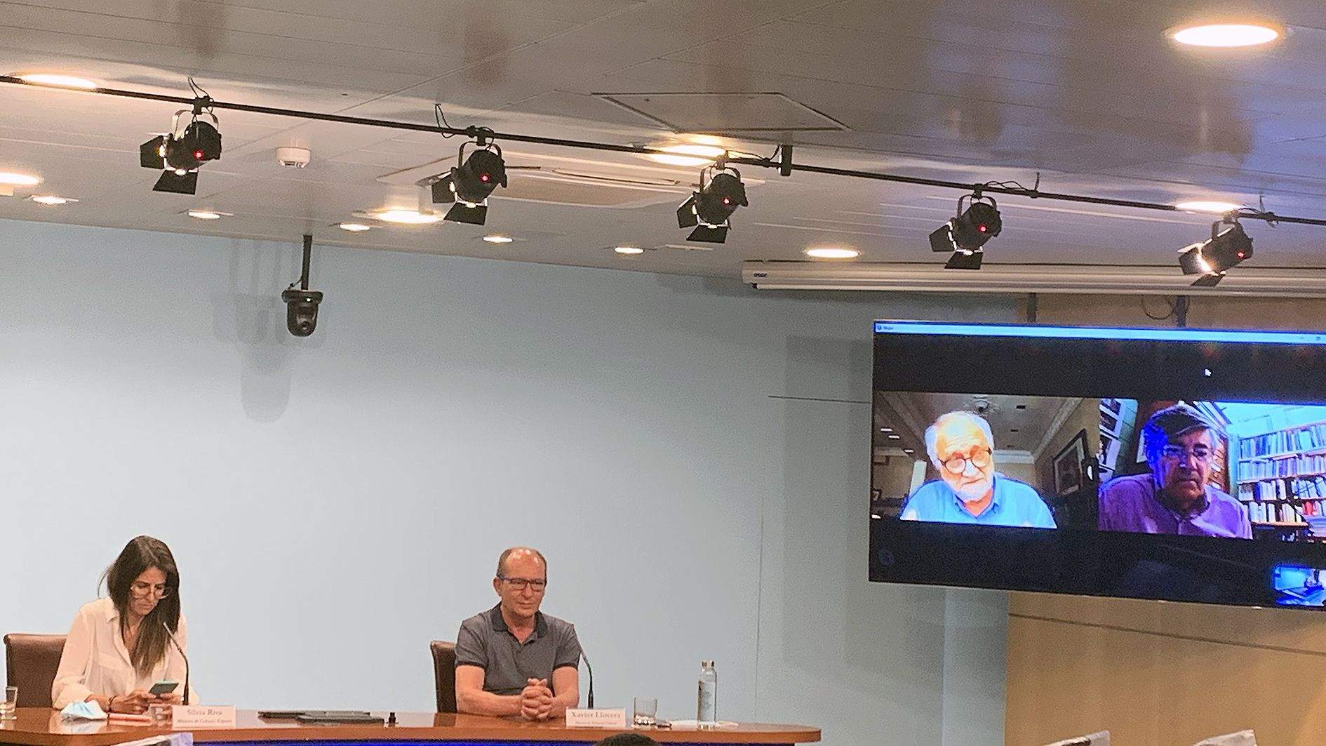 Sílvia Riva, Xavier Llovera i José Luis González i Olivier Poisson, via telemàtica, durant la compareixença. Sílvia Riva, Xavier Llovera i José Luis González i Olivier Poisson, via telemàtica, durant la compareixença.