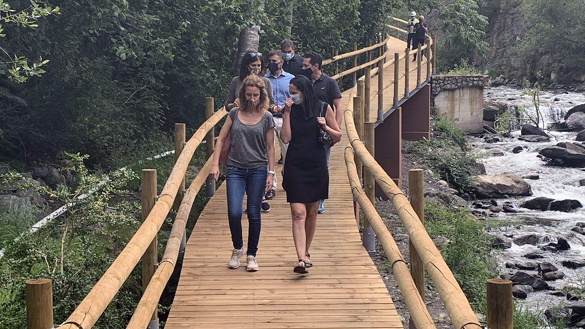 Sílvia Calvó i Olga Molné, en primer terme, en l'estrena del nou tram del camí Ral de la Massana.