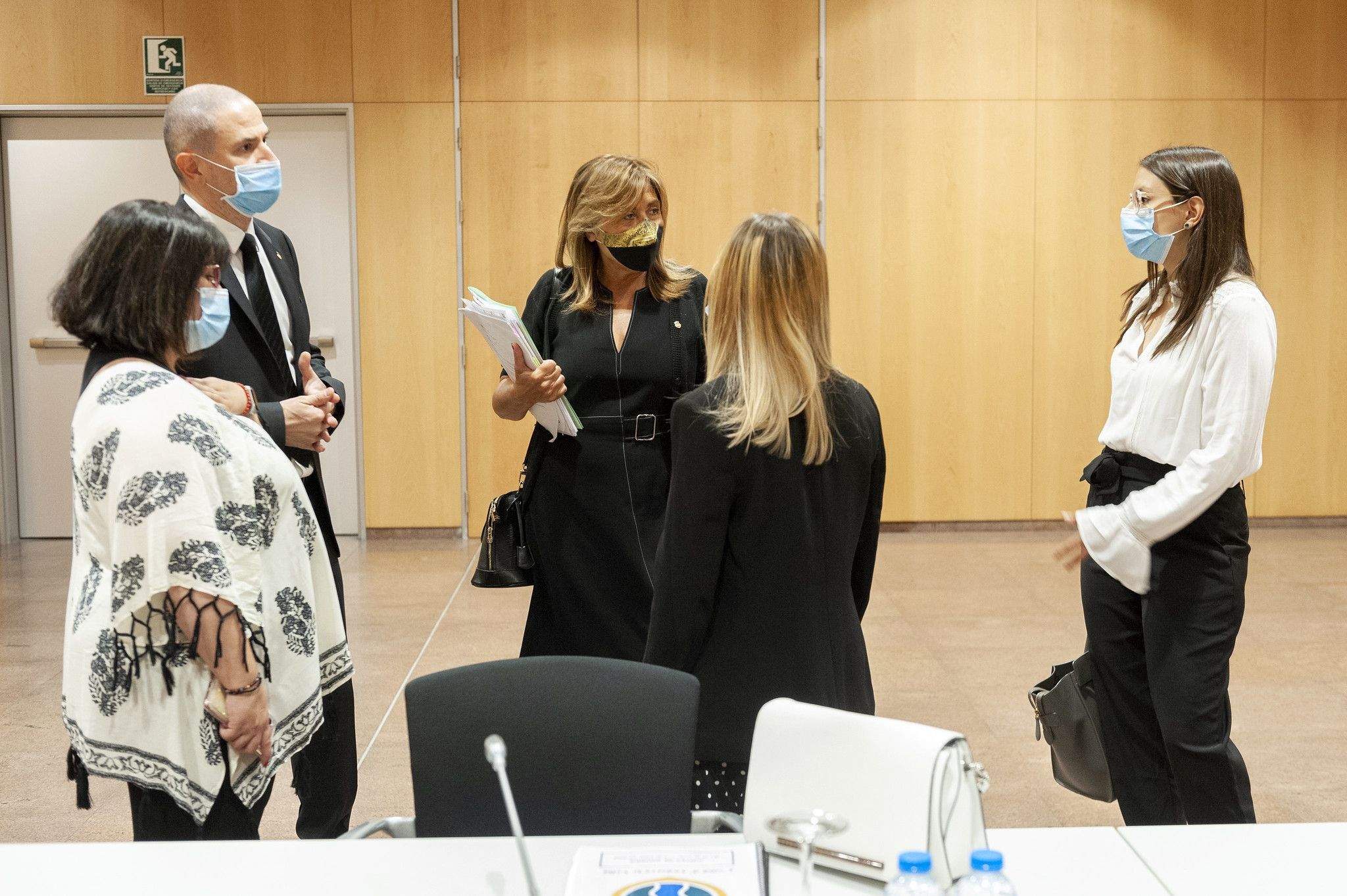 Marsol parla amb altres consellers comunals abans de la sessió.