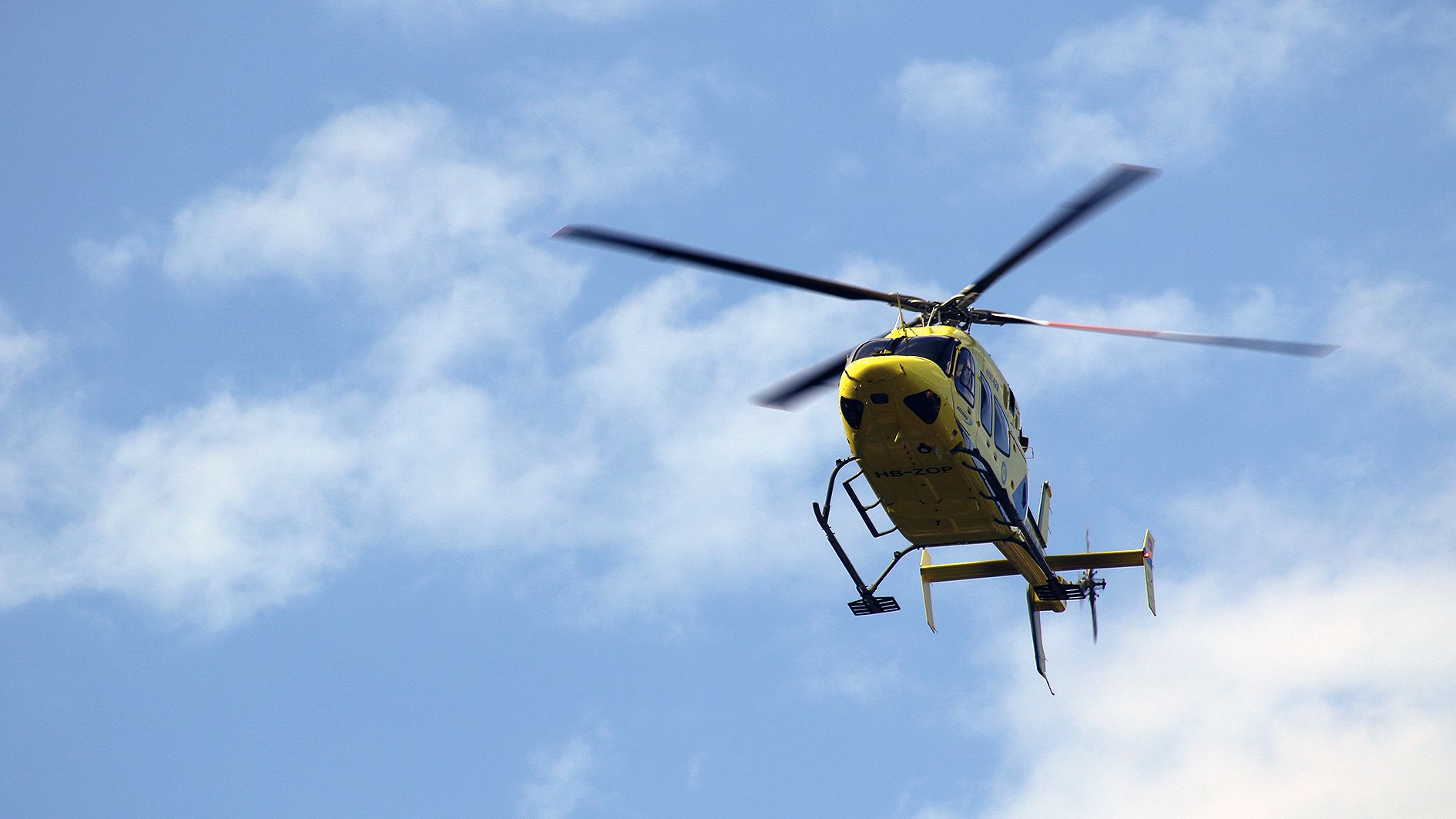 Un helicòpter sobrevolant cel andorrà.