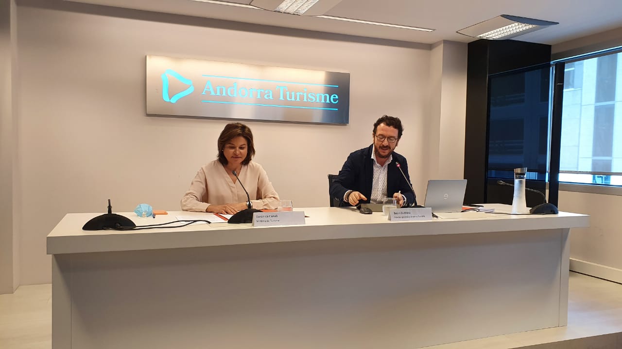 Verònica Canals i Betim Budzaku durant l'exposició de la decisió.