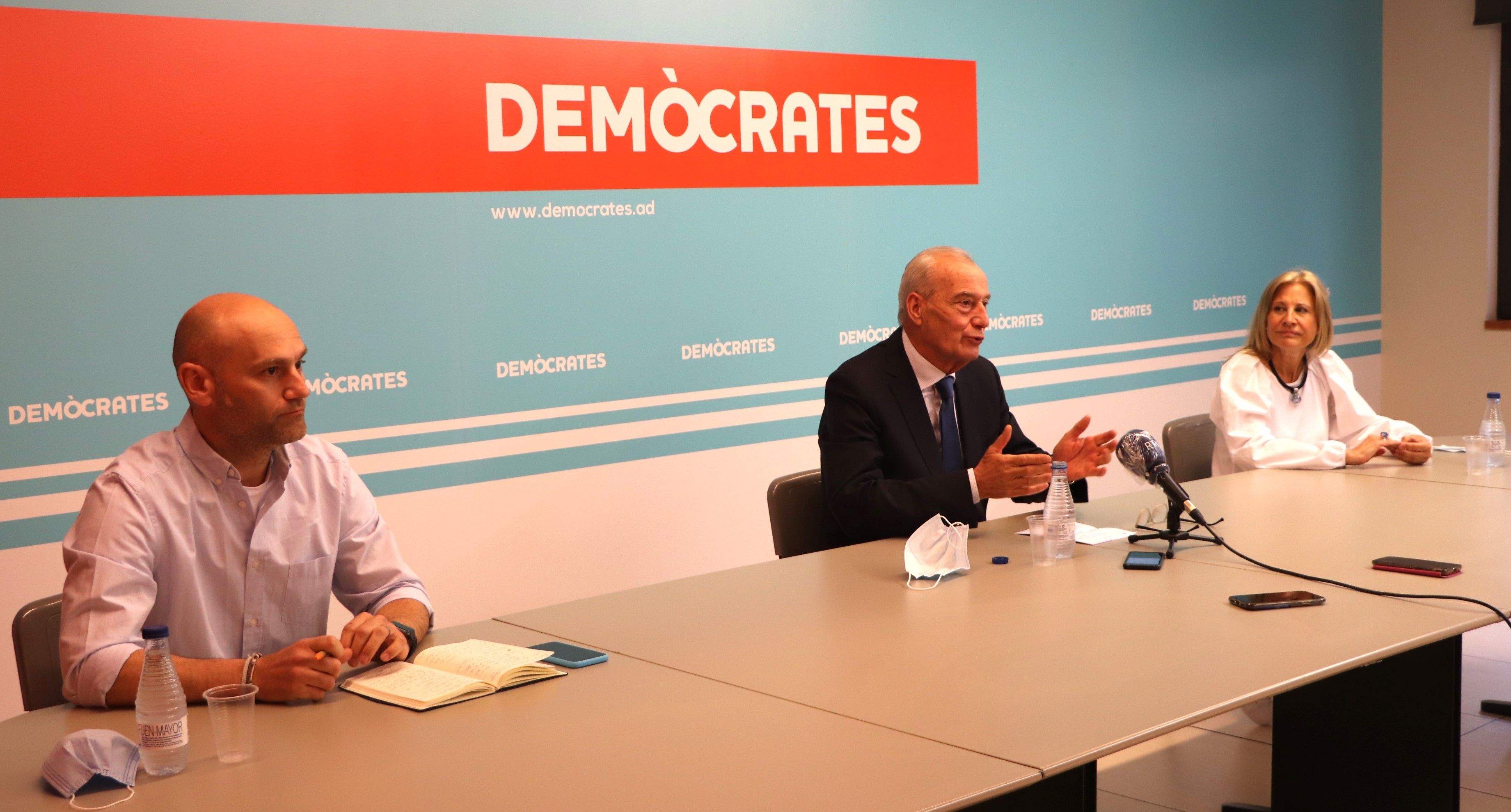 Jordi Vilanova, a l'esquerra, al costat dels altres consellers demòcrates.