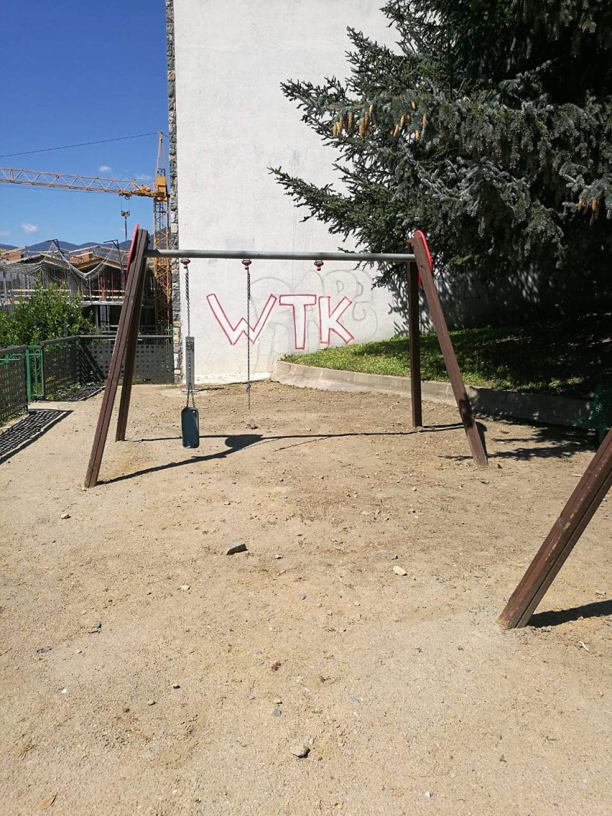 Un dels gronxadors de l'espai, totalment inutilitzat.