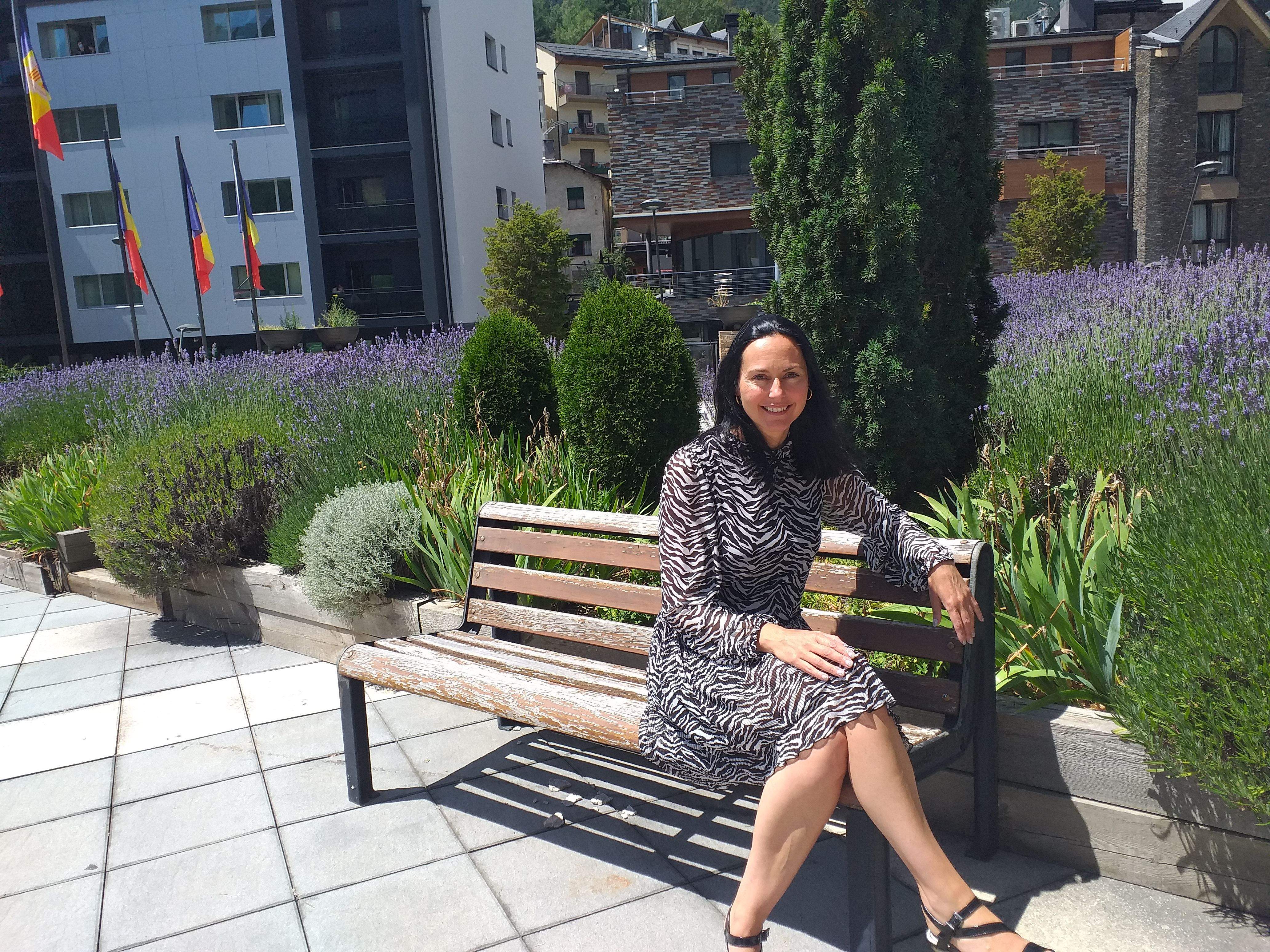 Olga Molné, asseguda un banc a la plaça de la Ciutadania.