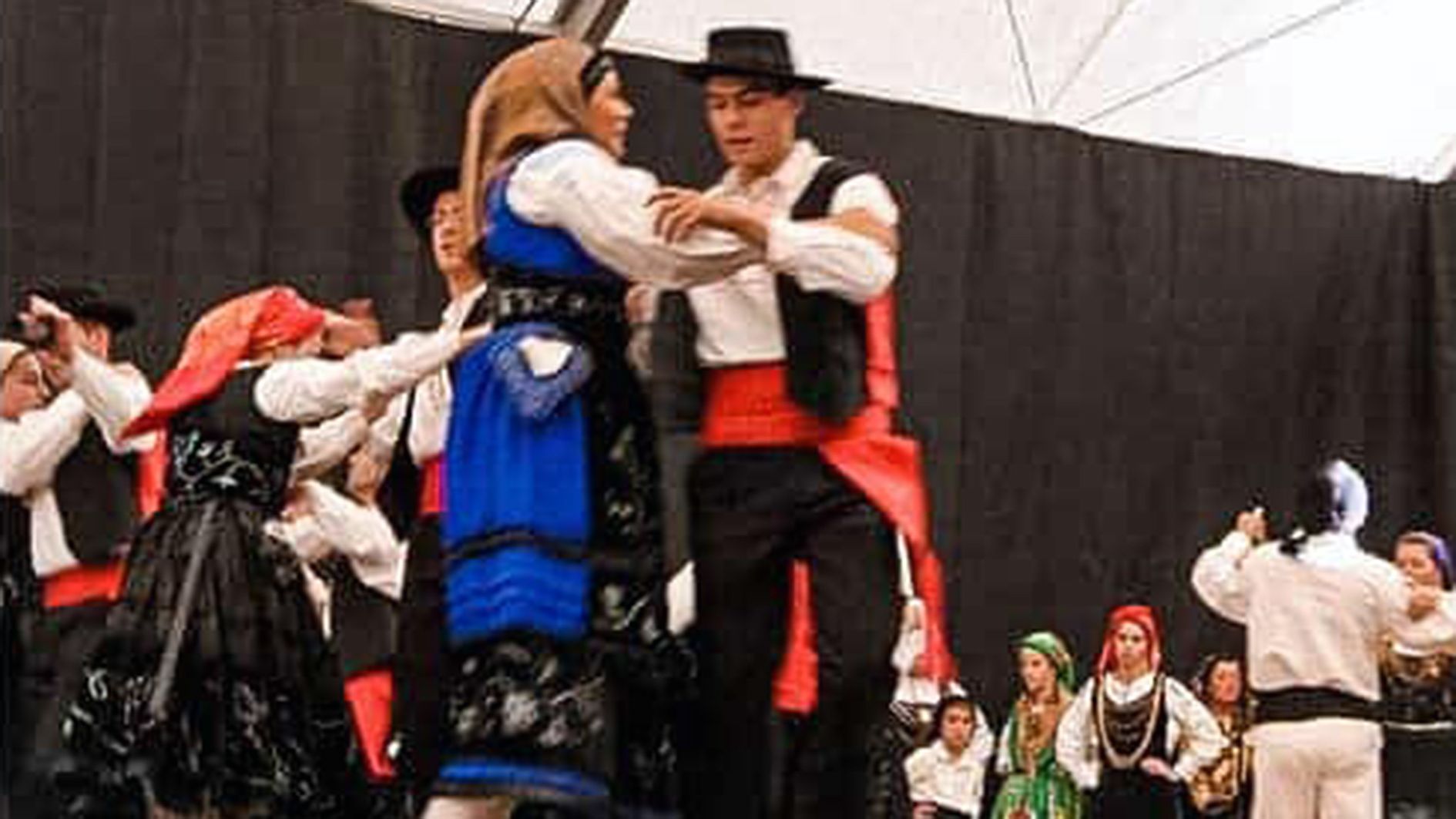 El malaurat jove durant una actuació amb el grup que dirigeix el seu pare, quan encara s'estava al Principat. El malaurat jove durant una actuació amb el grup que dirigeix el seu pare, quan encara s'estava al Principat.