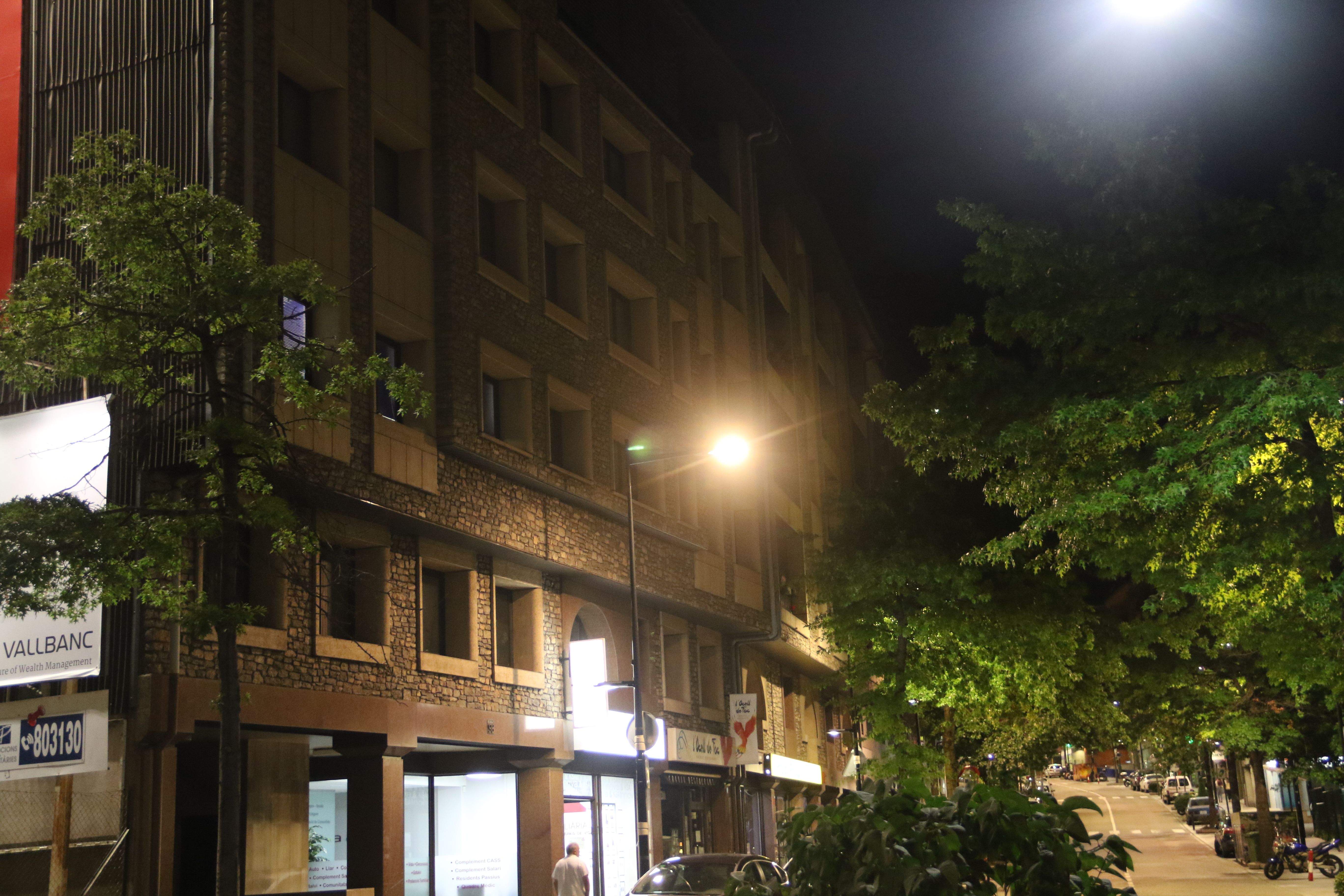 Imatge de l'edifici on, aparentment, hi van haver els primers furts de l'onada, a Prat de la Creu.