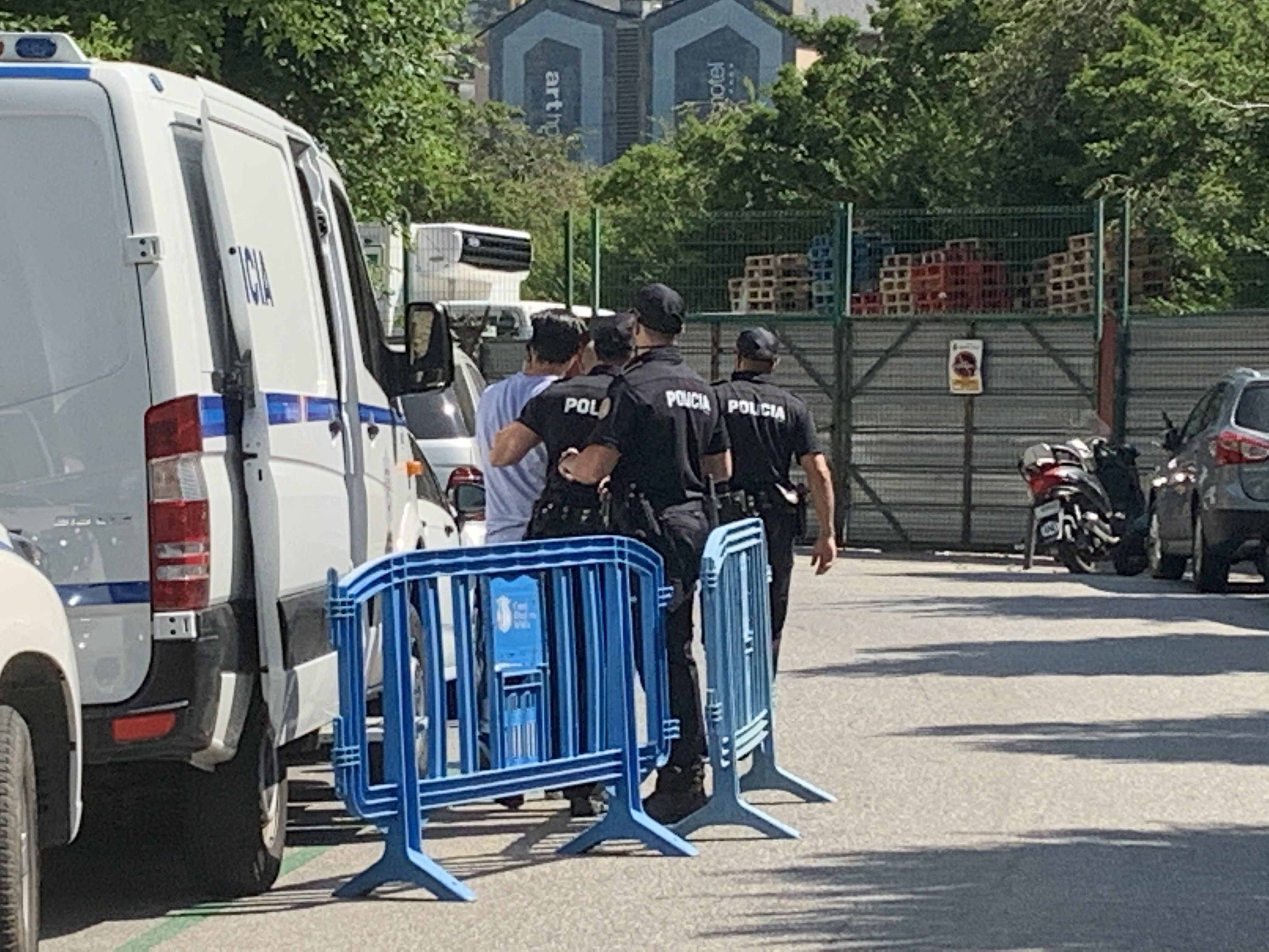 Trasllat del processat cap a la lectura de la sentència, a Prada Casadet. Trasllat del processat cap a la lectura de la sentència, a Prada Casadet.