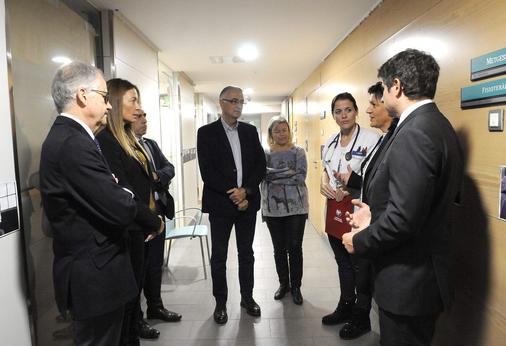 Mercè Escrig donant explicacions a responsables del SAAS i del ministeri durant una visita al SAAS.